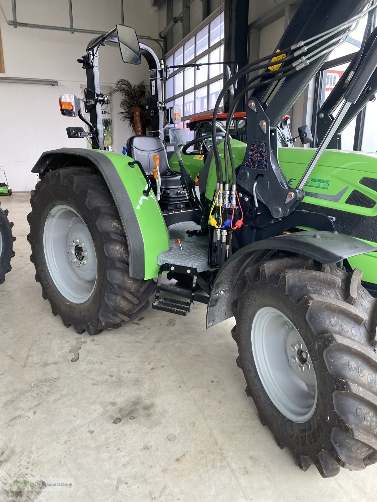 Traktor of the type Deutz-Fahr 4070 E mit Kabine und Industrielader, Neumaschine in Nördlingen (Picture 4)