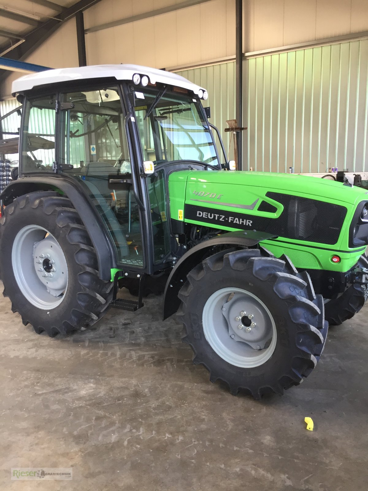 Traktor des Typs Deutz-Fahr 4070 E mit Kabine und Industrielader, Neumaschine in Nördlingen (Bild 6)