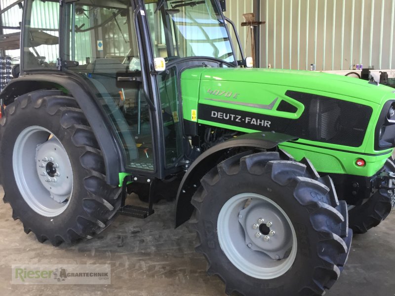 Traktor des Typs Deutz-Fahr 4070 E mit Kabine und Industrielader, Neumaschine in Nördlingen