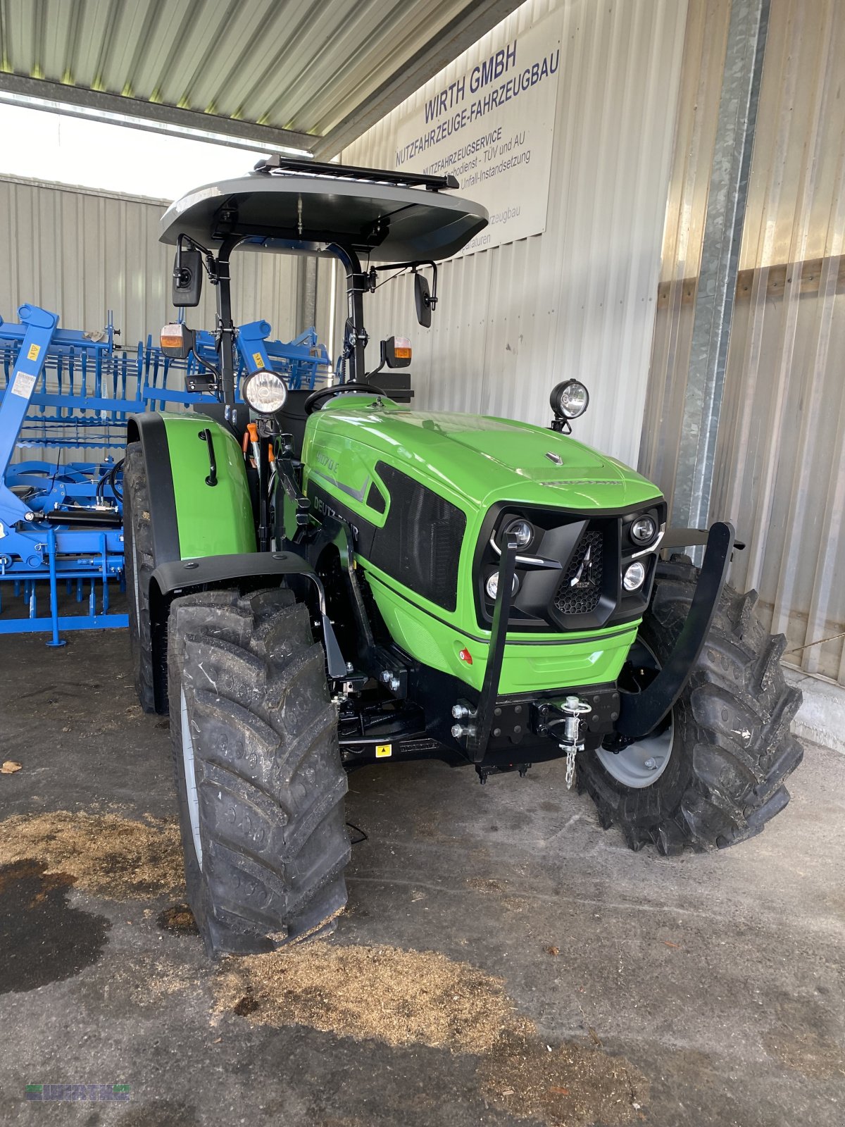 Traktor des Typs Deutz-Fahr 4070 E Schutzgitter Durchschlagschutz am Sonnendach, Frontladerkonsolen "Light Kit" 5 Gang-Getriebe, Neumaschine in Buchdorf (Bild 1)