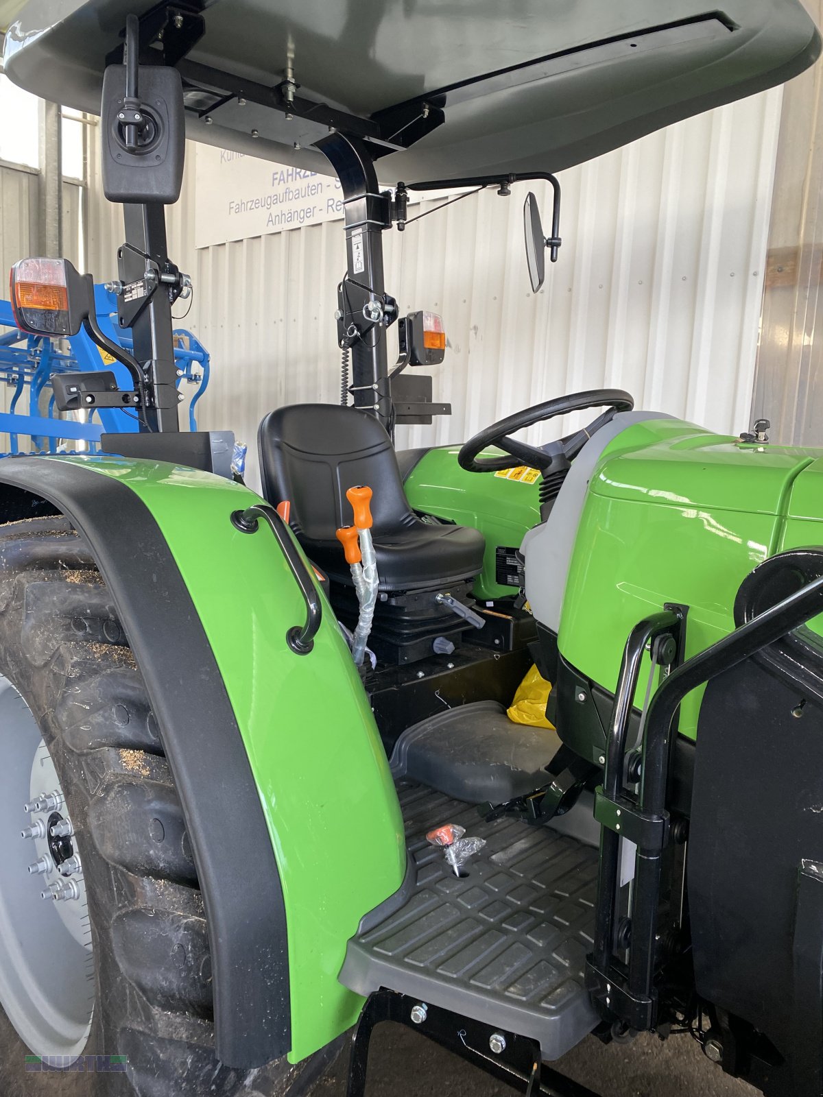 Traktor van het type Deutz-Fahr 4070 E Schutzgitter Durchschlagschutz am Sonnendach, Frontladerkonsolen "Light Kit" 5 Gang-Getriebe, Neumaschine in Buchdorf (Foto 2)