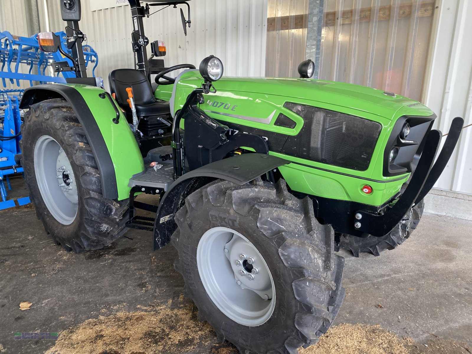 Traktor des Typs Deutz-Fahr 4070 E Schutzgitter Durchschlagschutz am Sonnendach, Frontladerkonsolen "Light Kit" 5 Gang-Getriebe, Neumaschine in Buchdorf (Bild 3)