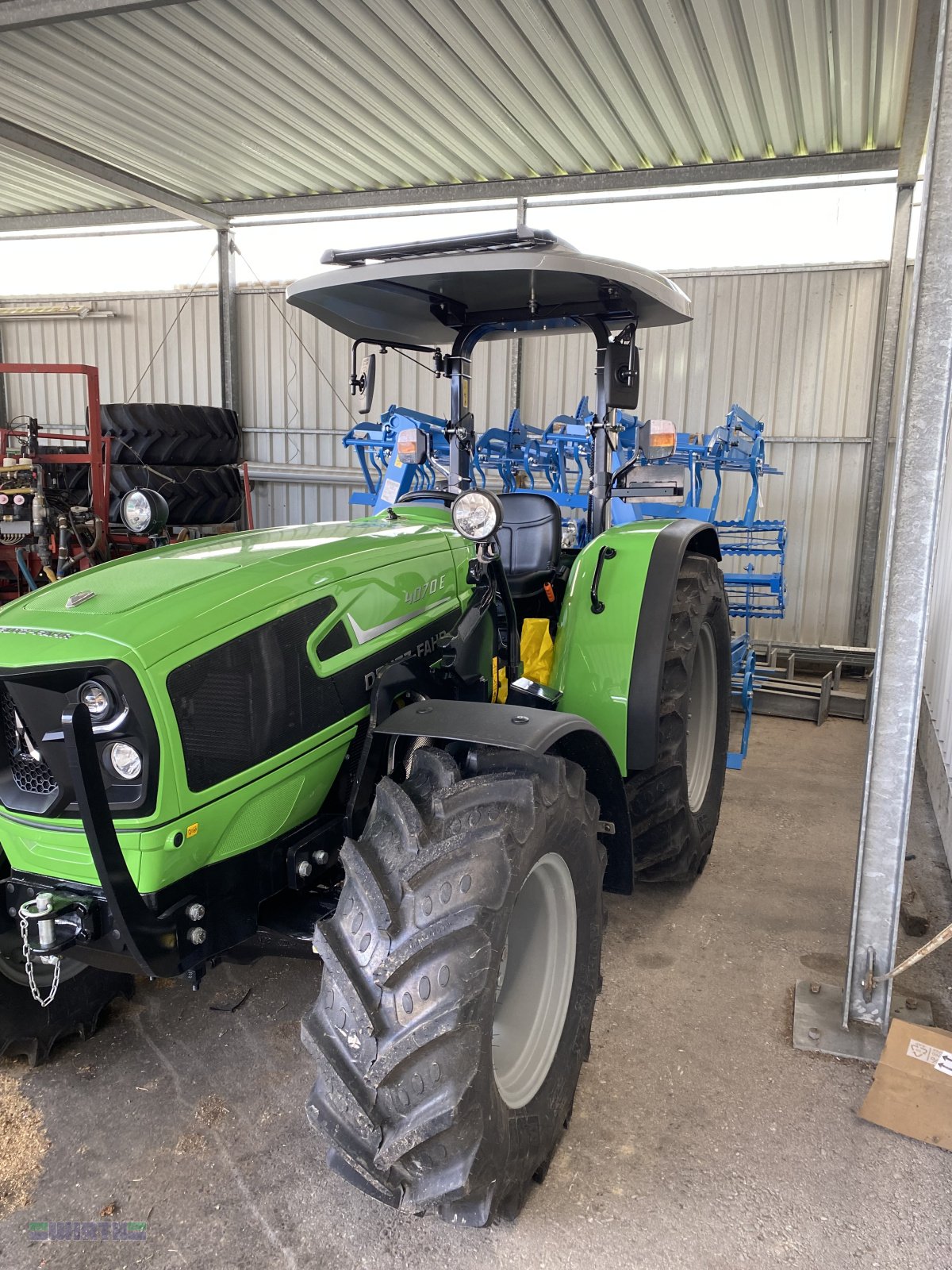 Traktor van het type Deutz-Fahr 4070 E Schutzgitter Durchschlagschutz am Sonnendach, Frontladerkonsolen "Light Kit" 5 Gang-Getriebe, Neumaschine in Buchdorf (Foto 4)