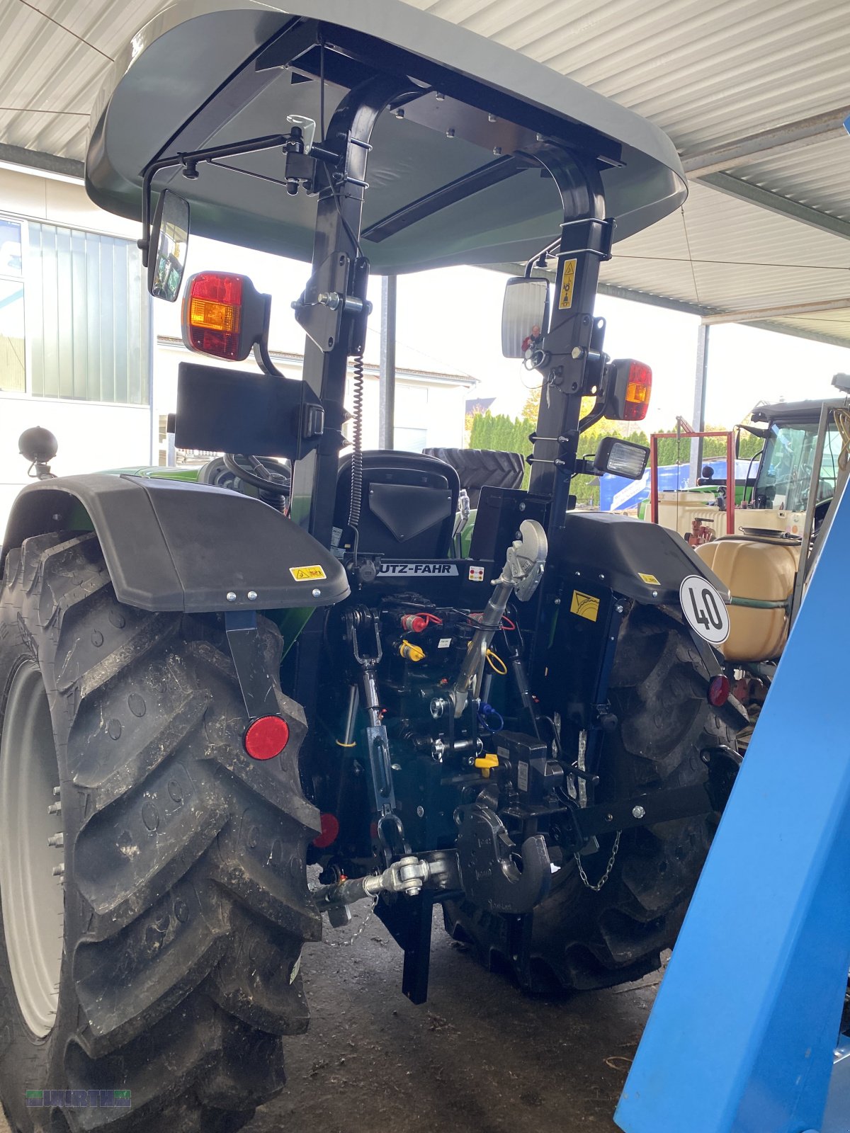 Traktor des Typs Deutz-Fahr 4070 E Schutzgitter Durchschlagschutz am Sonnendach, Frontladerkonsolen "Light Kit" 5 Gang-Getriebe, Neumaschine in Buchdorf (Bild 5)