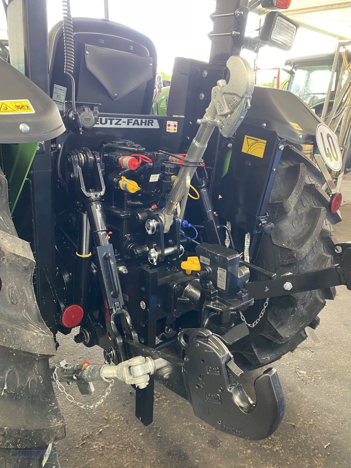 Traktor a típus Deutz-Fahr 4070 E Schutzgitter Durchschlagschutz am Sonnendach, Frontladerkonsolen "Light Kit" 5 Gang-Getriebe, Neumaschine ekkor: Buchdorf (Kép 6)