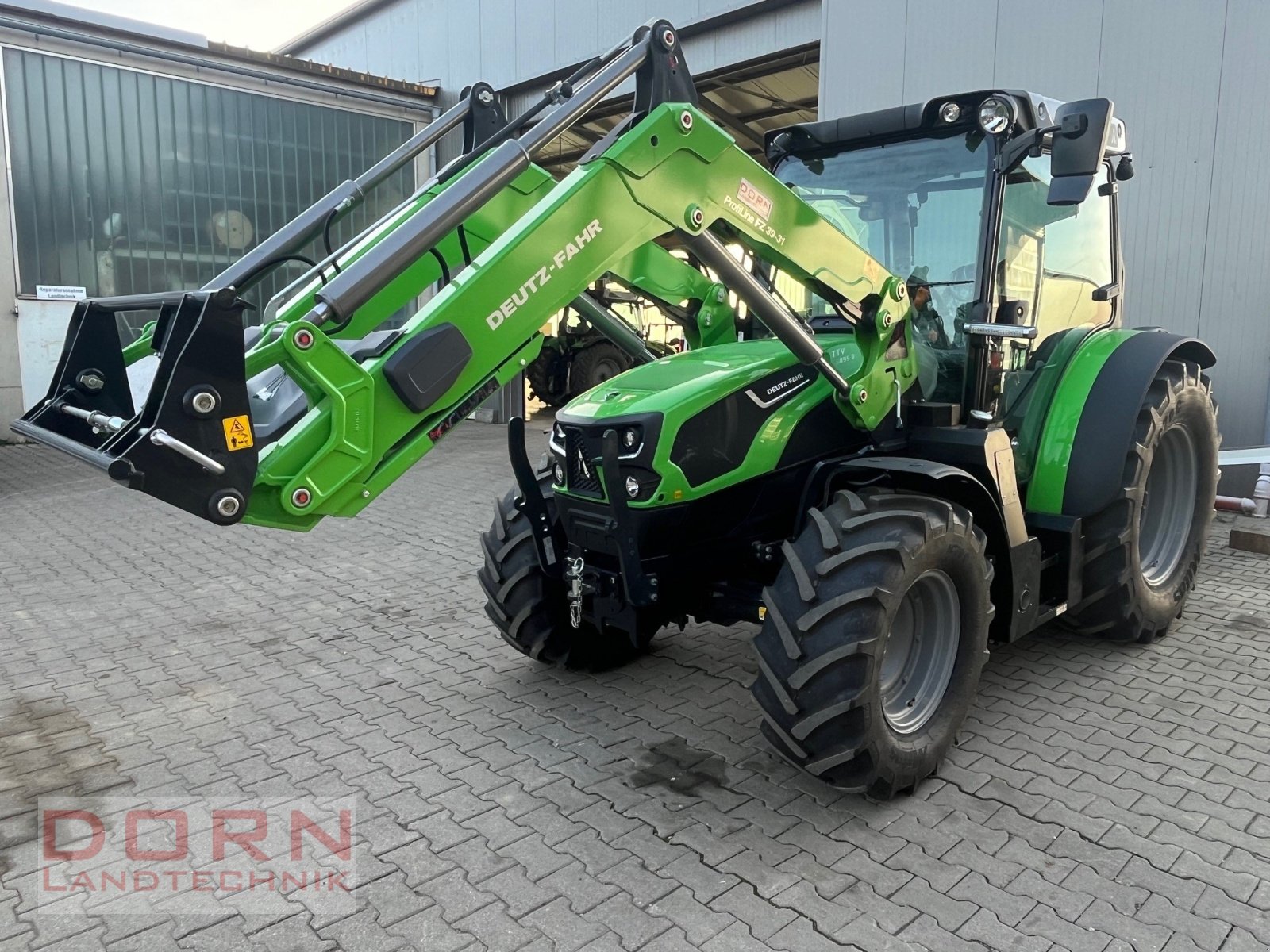 Traktor des Typs Deutz-Fahr 5095 D TTV + Stoll 38-20 P 5 Jahre o%, Neumaschine in Bruckberg (Bild 1)