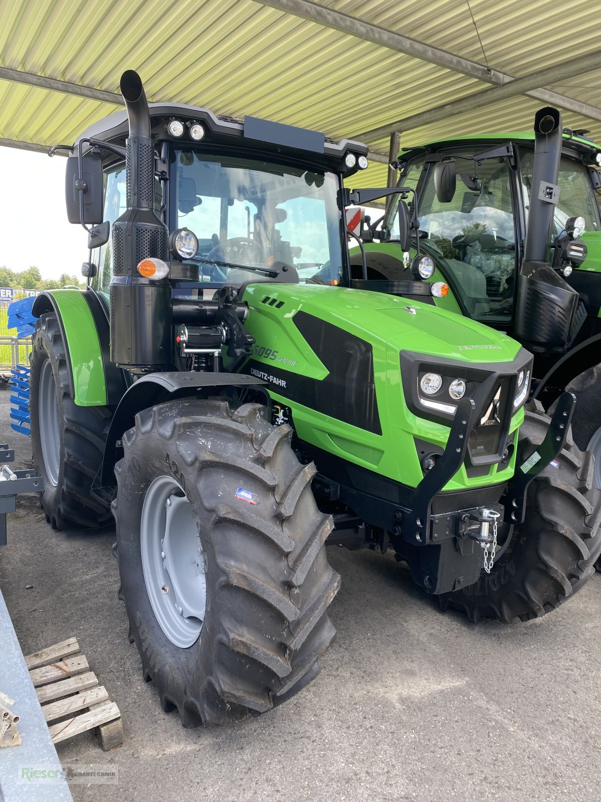 Traktor of the type Deutz-Fahr 5095 GS KEYLINE, 4 Zylinder, 4 Liter, Komfortkabine mit Beifahrersitz, Neumaschine in Nördlingen (Picture 1)