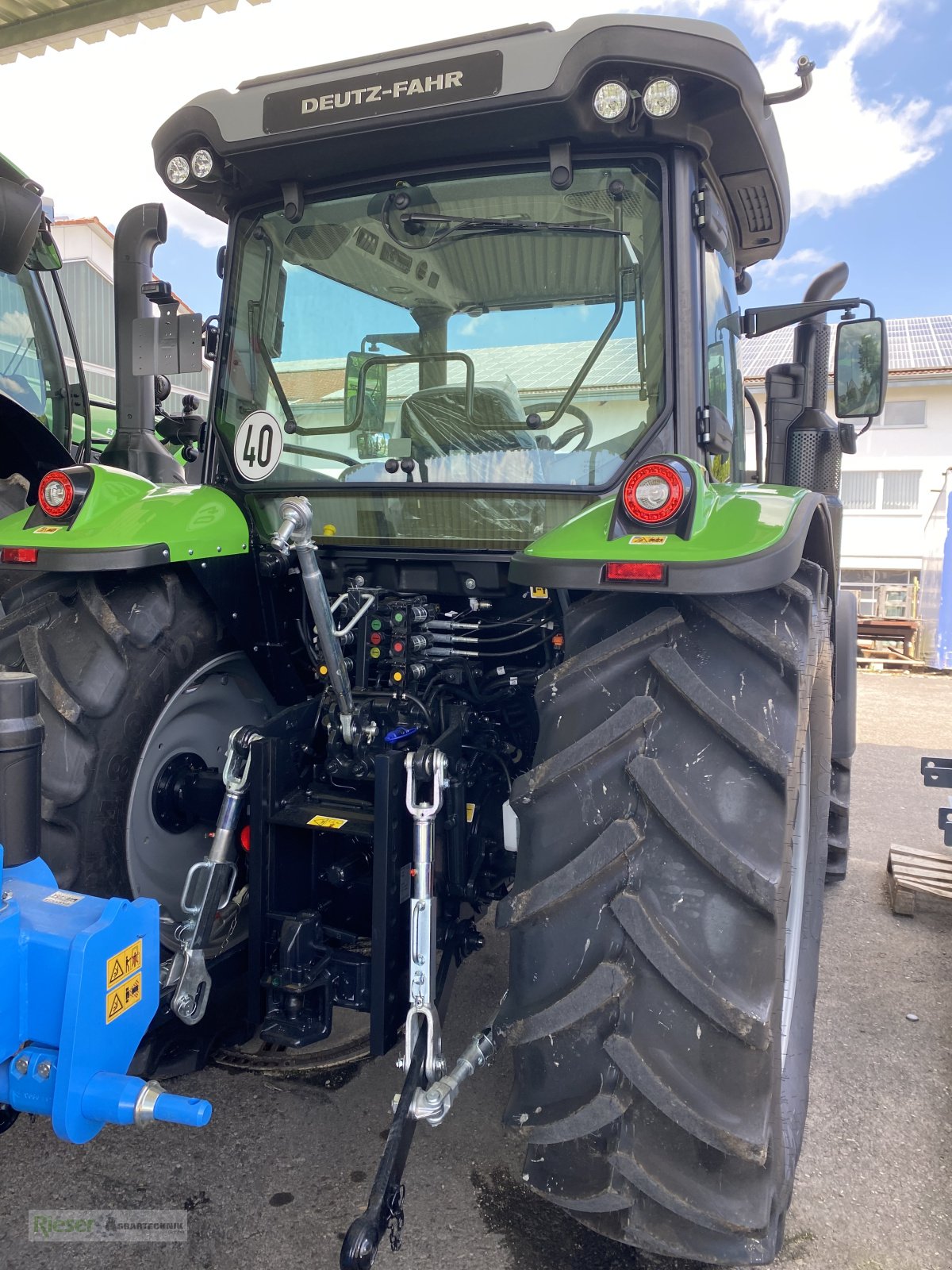 Traktor of the type Deutz-Fahr 5095 GS KEYLINE, 4 Zylinder, 4 Liter, Komfortkabine mit Beifahrersitz, Neumaschine in Nördlingen (Picture 5)