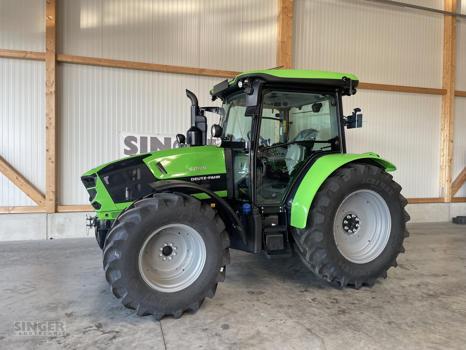 Traktor des Typs Deutz-Fahr 5095 GS, Neumaschine in Ebenhofen (Bild 3)