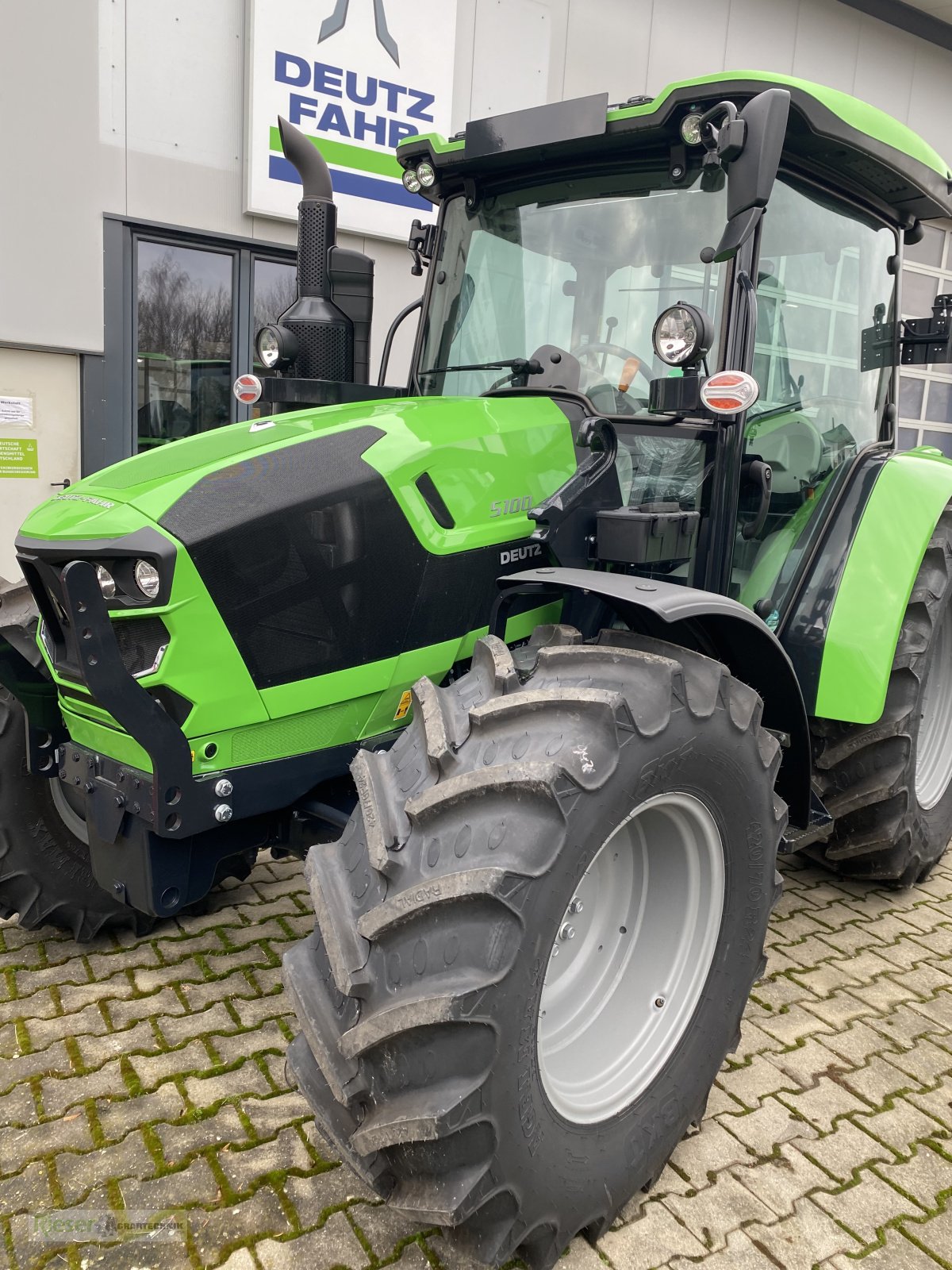 Traktor of the type Deutz-Fahr 5100 G GS "Aktion Frontladerschwinge kostenlos" Sept/Okt 24, Neumaschine in Nördlingen (Picture 1)