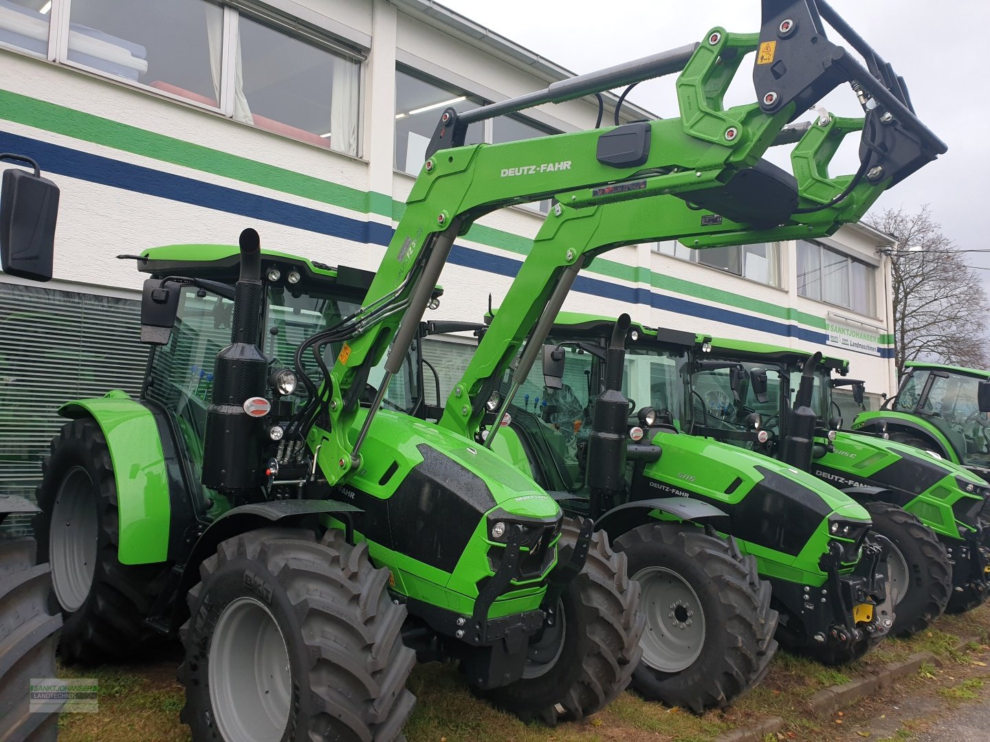 Traktor des Typs Deutz-Fahr 5100 GS mit Frontlader -Aktion Ernteschlussverkauf-, Neumaschine in Diessen (Bild 1)