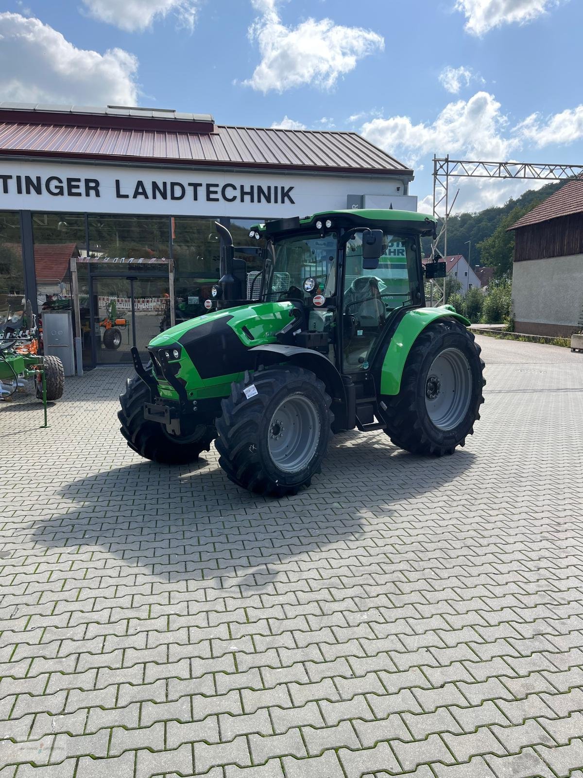 Traktor of the type Deutz-Fahr 5100, Neumaschine in Treuchtlingen (Picture 1)