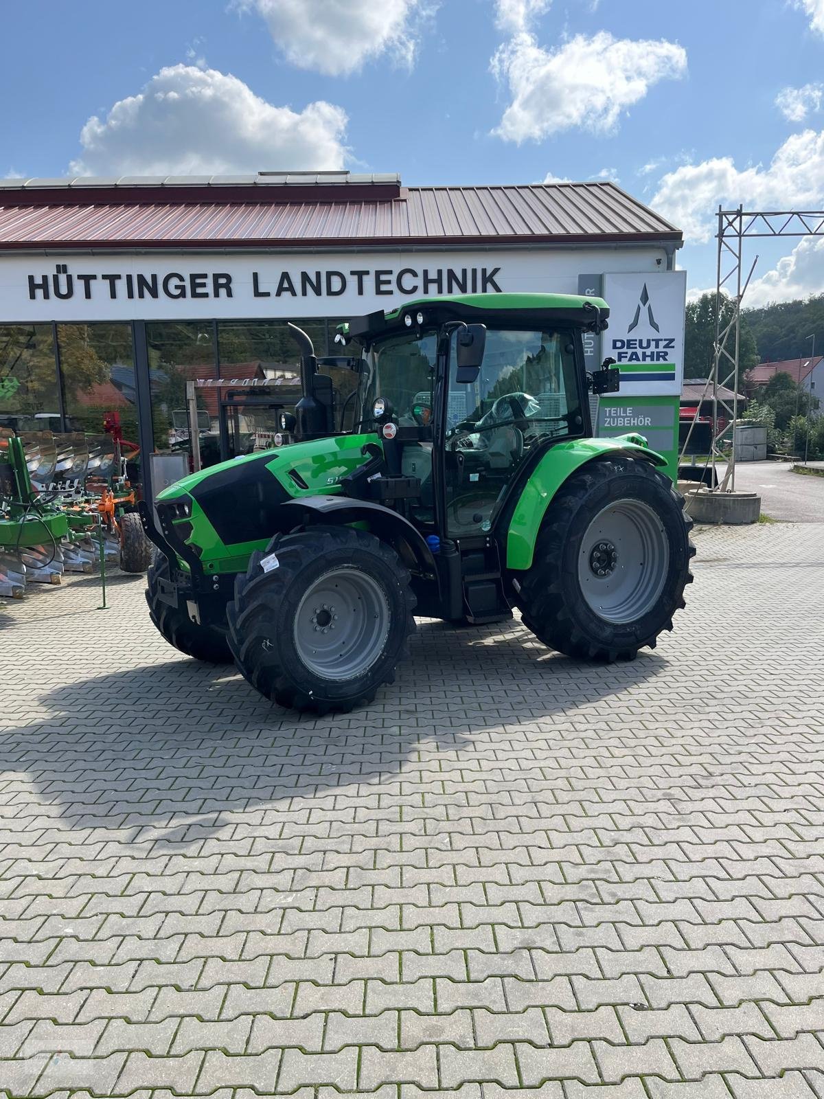 Traktor of the type Deutz-Fahr 5100, Neumaschine in Treuchtlingen (Picture 2)