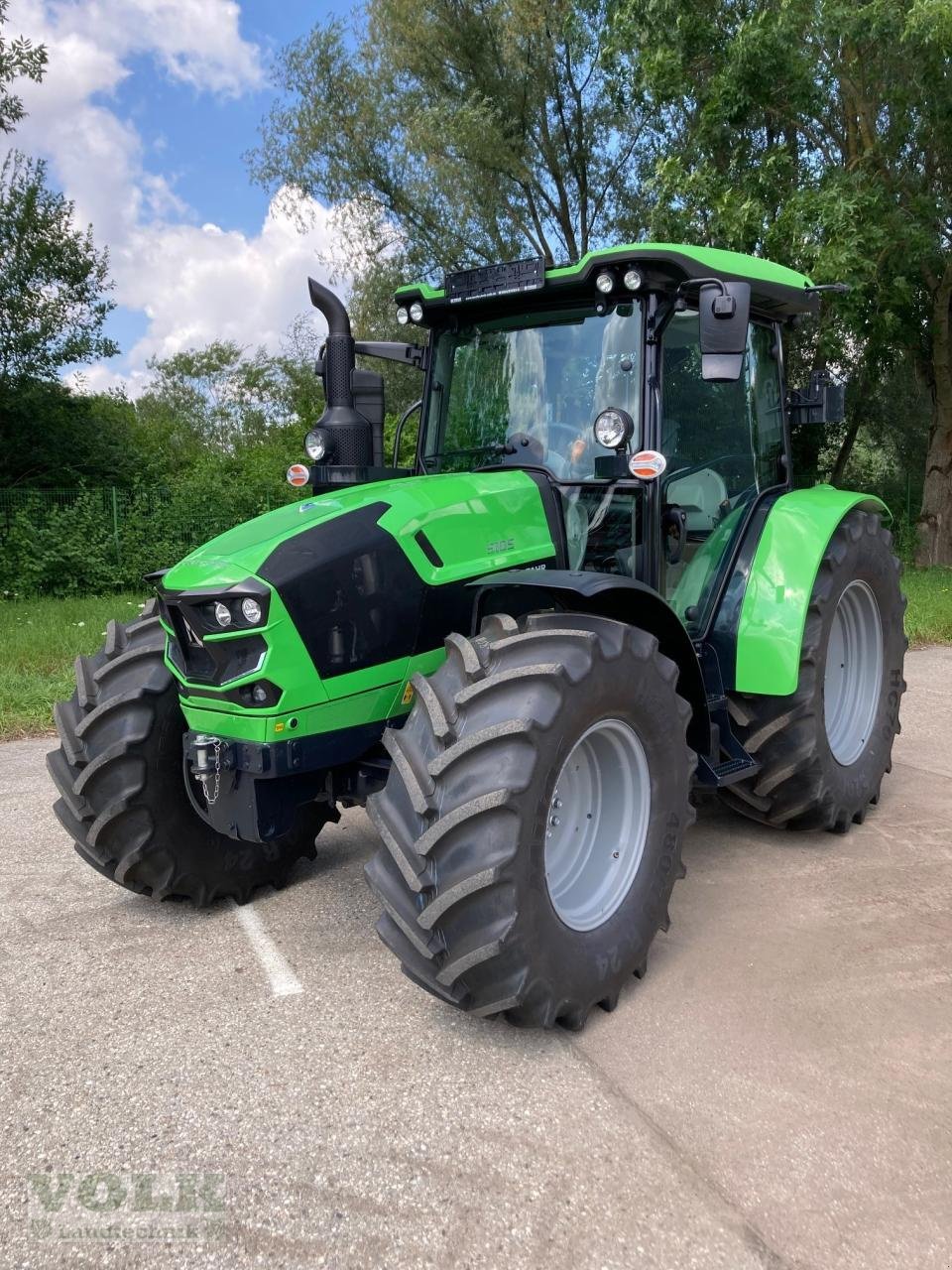 Traktor of the type Deutz-Fahr 5105 GS, Neumaschine in Friedberg-Derching (Picture 2)