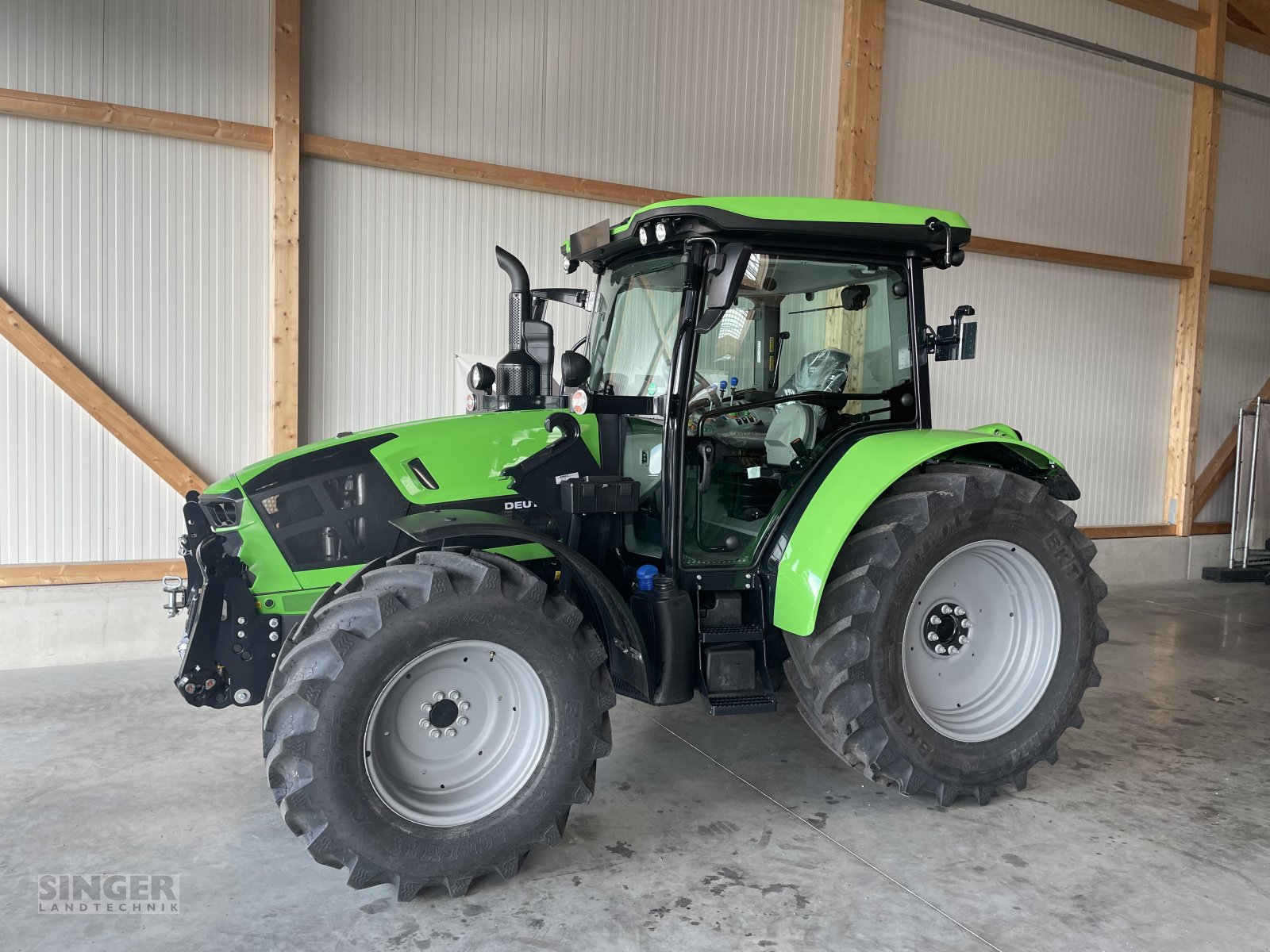 Traktor des Typs Deutz-Fahr 5115 GS mit Frontlader, Neumaschine in Ebenhofen (Bild 2)