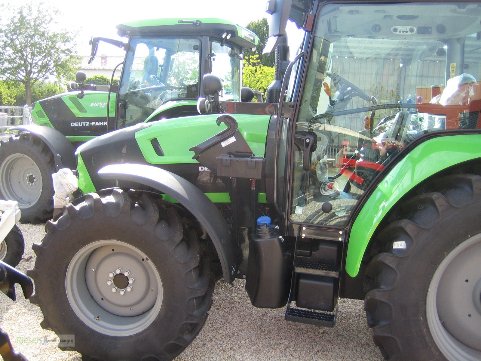 Traktor des Typs Deutz-Fahr 5115 KEYLINE GS, 40/40 Gang, Klimaanlage, Frontladerkonsolen, Neumaschine in Nördlingen (Bild 2)