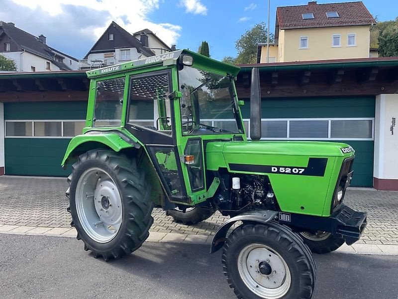 Traktor типа Deutz-Fahr 5207 s - mit T Gang 30km/h - Euro Cab Kabine - erst 4984 Std. - TÜV - wie 4507 4807 06 07, Gebrauchtmaschine в Niedernhausen OT Engenhahn (Фотография 2)