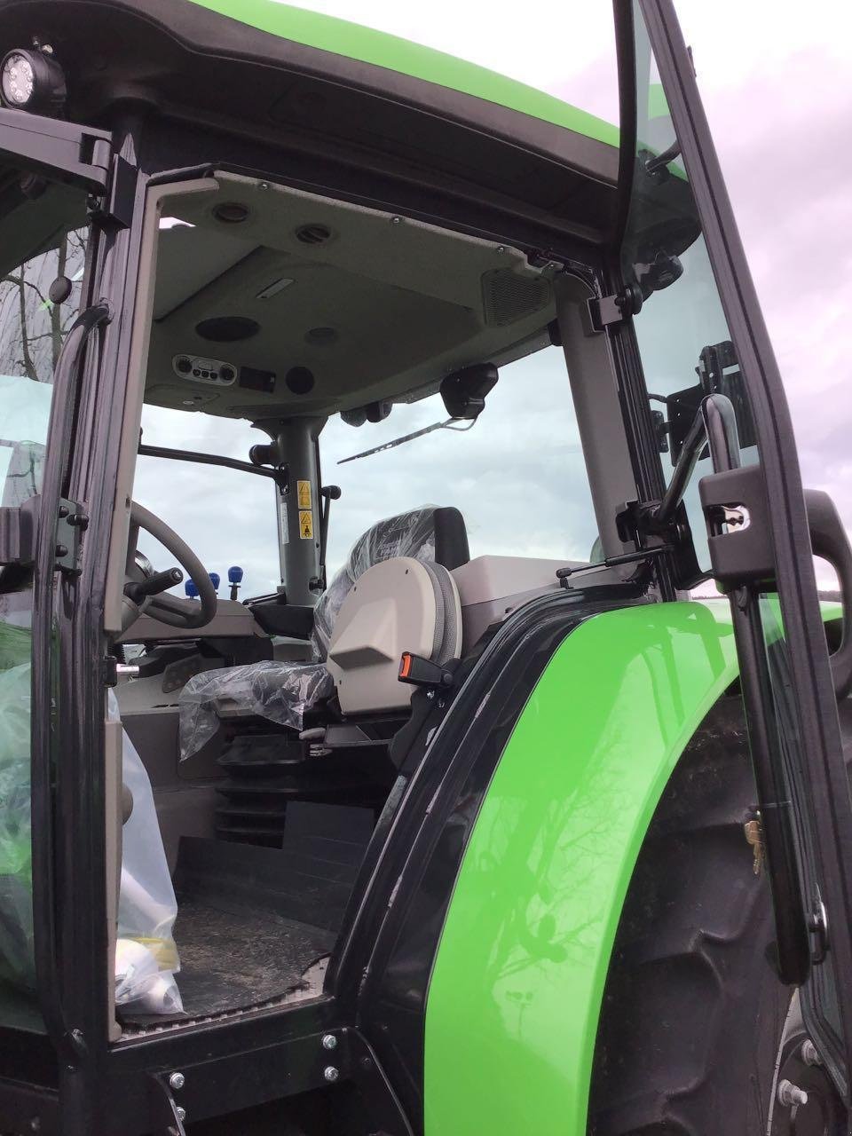 Traktor van het type Deutz-Fahr 6115 C TTV STAGE V, Neumaschine in Burgbernheim (Foto 12)