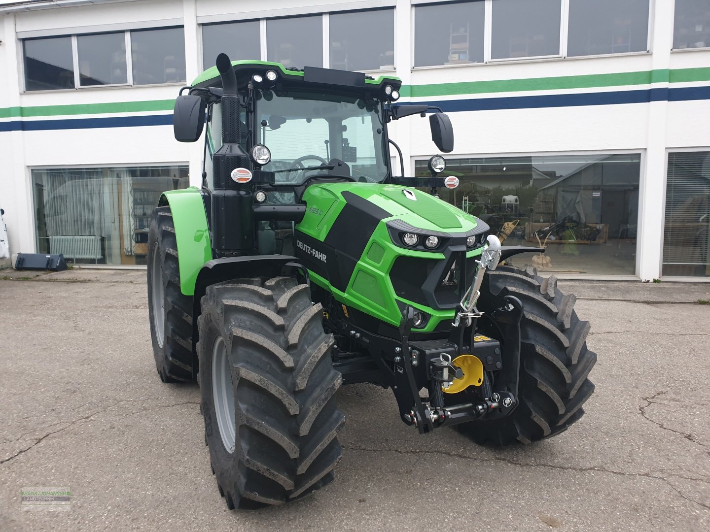 Traktor van het type Deutz-Fahr 6125 C Powershift -Aktion Ernteschlussverkauf-, Neumaschine in Diessen (Foto 2)