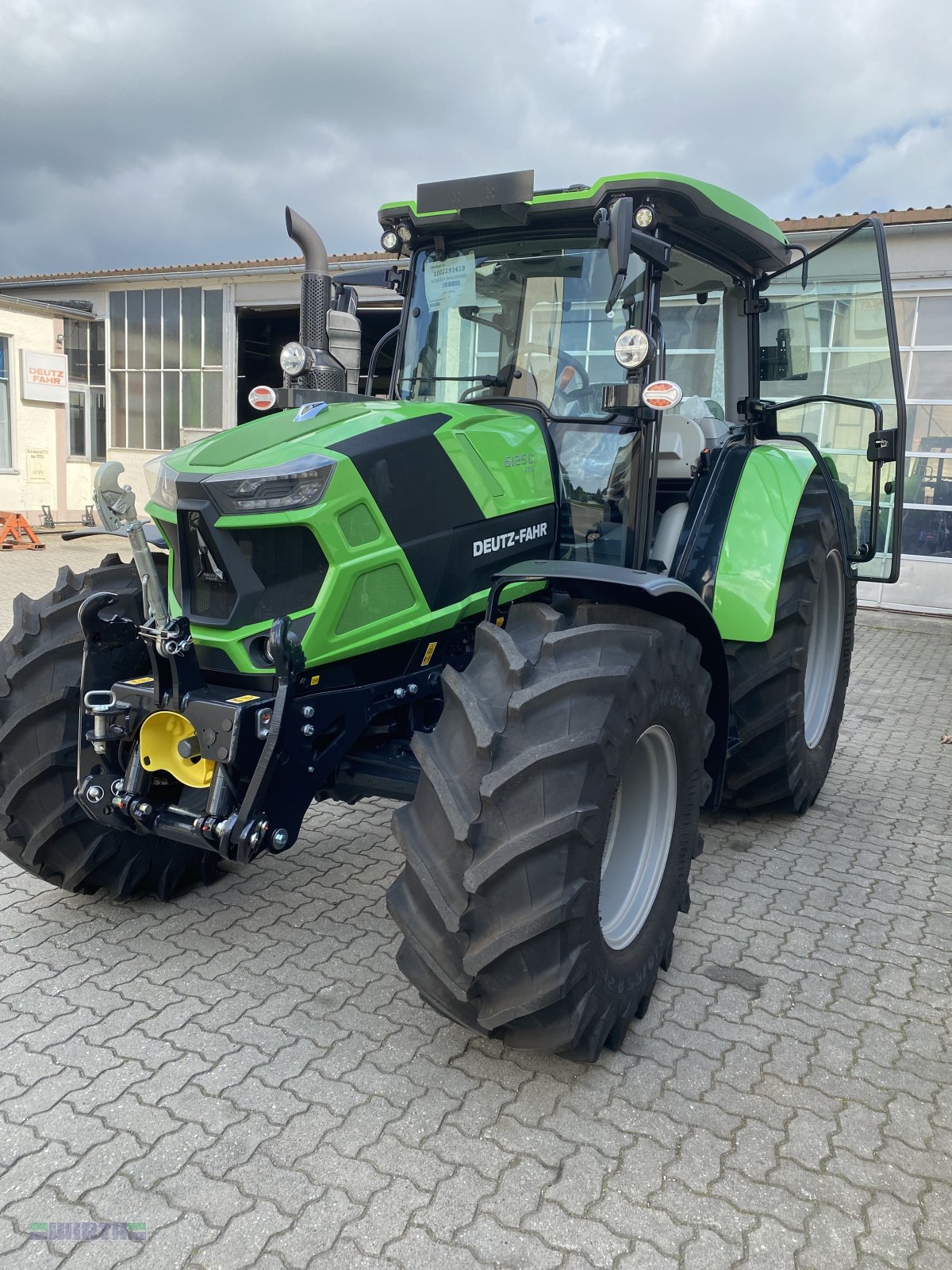 Traktor of the type Deutz-Fahr 6125 C TTV, TOP-Ausstattung, Finanzrückläufer, Neumaschine in Buchdorf (Picture 1)