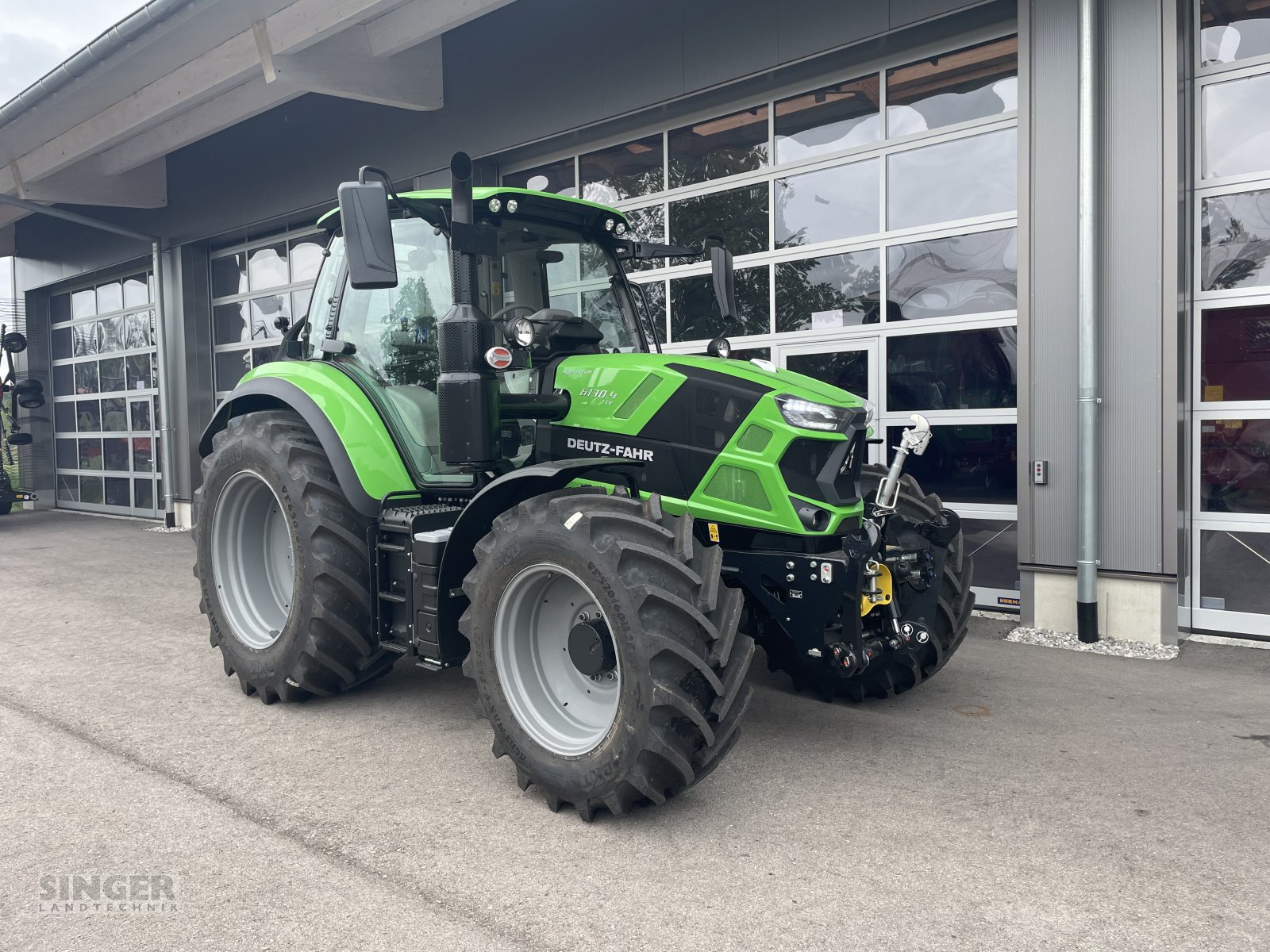 Traktor of the type Deutz-Fahr 6130.4 TTV 50Km/h FZW FKH DL Vorführmaschine, Neumaschine in Ebenhofen (Picture 1)