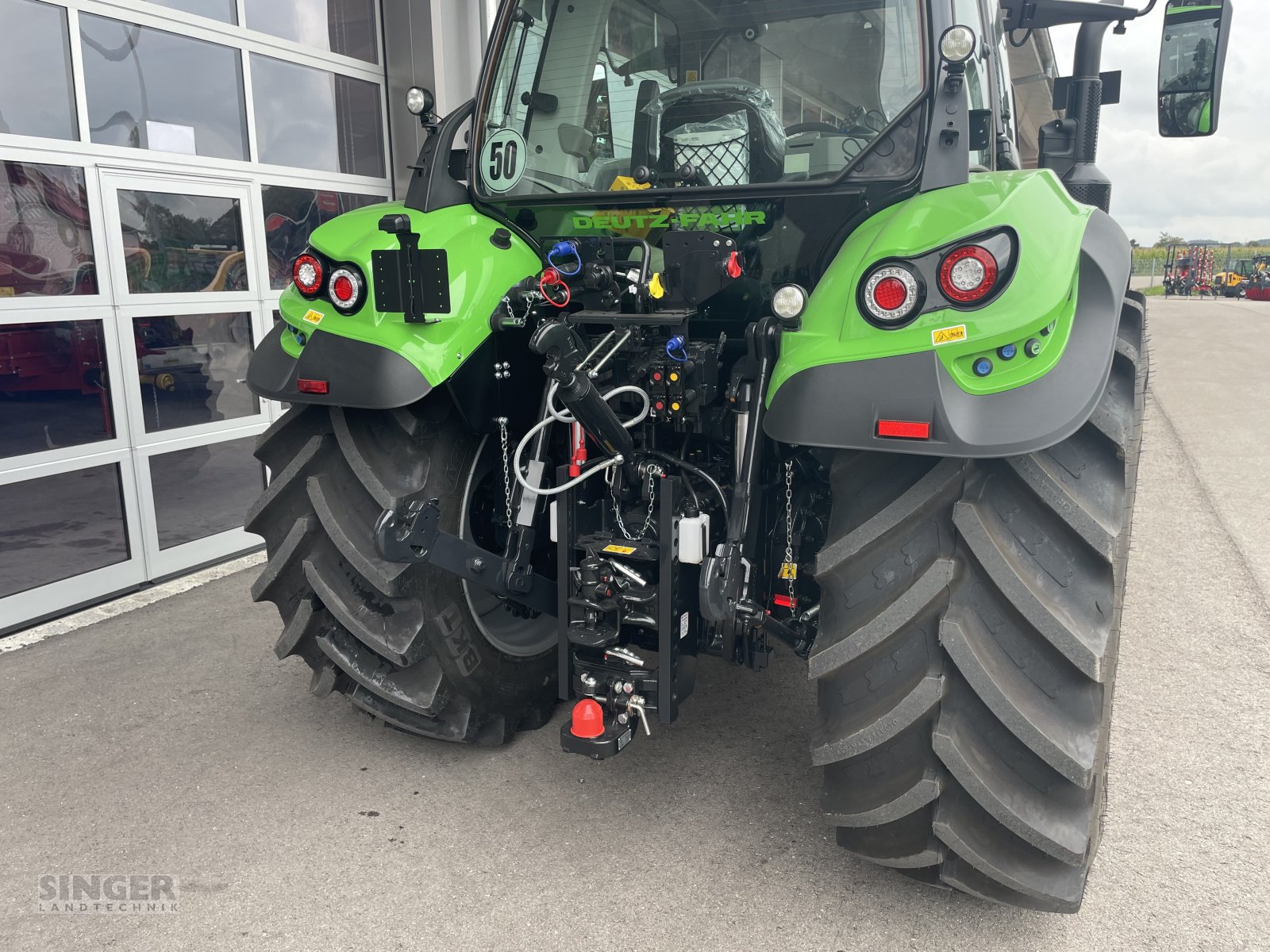 Traktor του τύπου Deutz-Fahr 6130.4 TTV 50Km/h FZW FKH DL Vorführmaschine, Neumaschine σε Ebenhofen (Φωτογραφία 8)