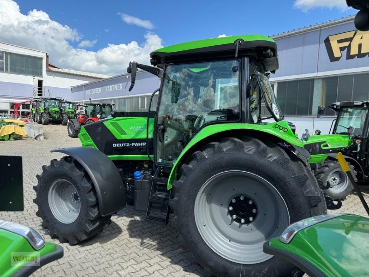 Traktor des Typs Deutz-Fahr 6135 C RV SHIFT, Neumaschine in Büchlberg (Bild 3)