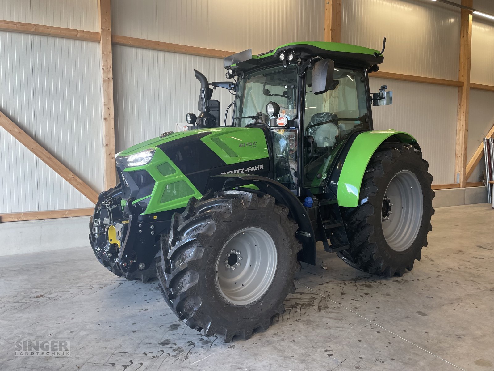 Traktor des Typs Deutz-Fahr 6135 C TTV 50Km/h DL FZW FKH, Neumaschine in Ebenhofen (Bild 1)