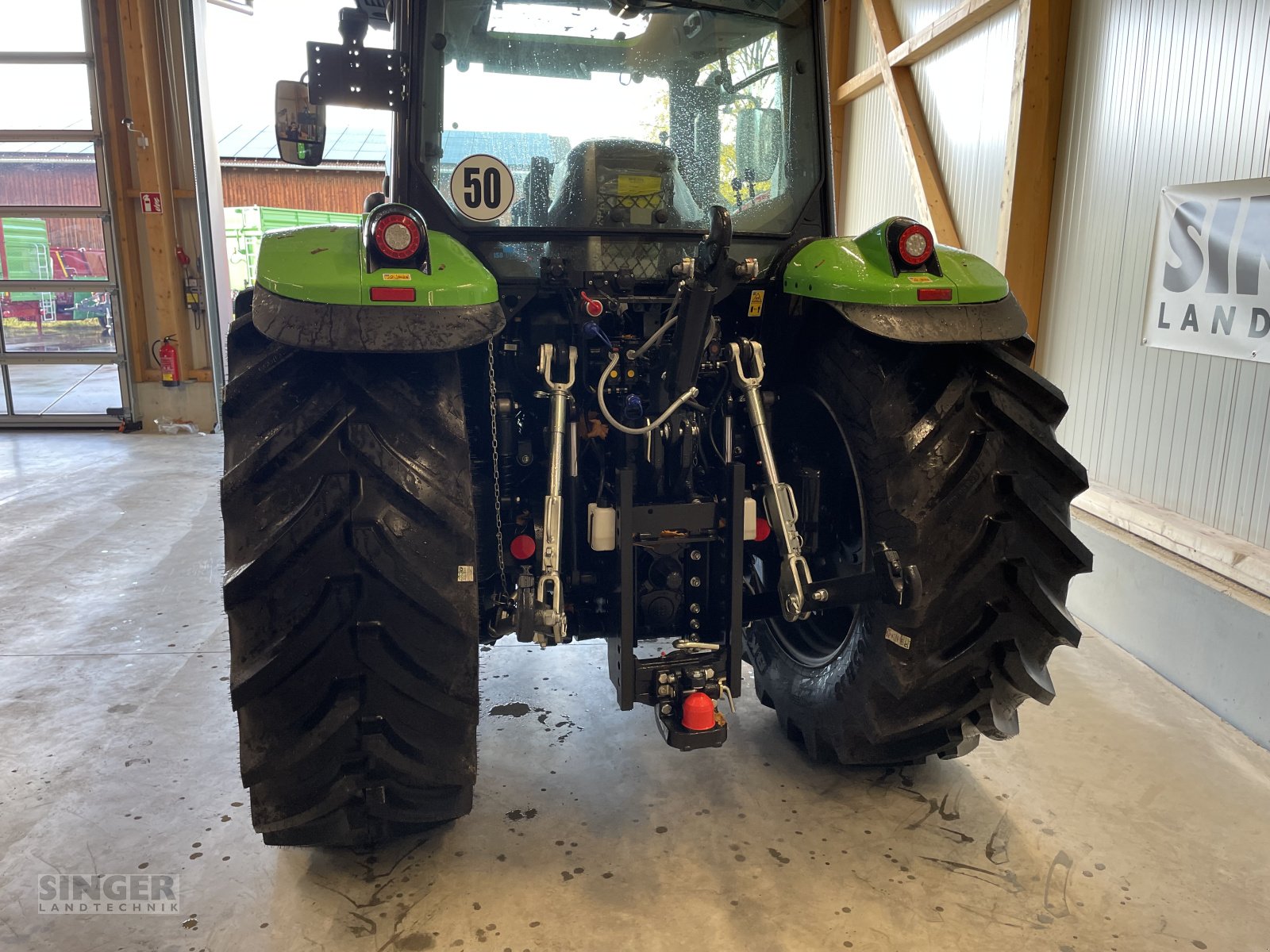 Traktor van het type Deutz-Fahr 6135 C TTV 50Km/h DL FZW FKH, Neumaschine in Ebenhofen (Foto 8)