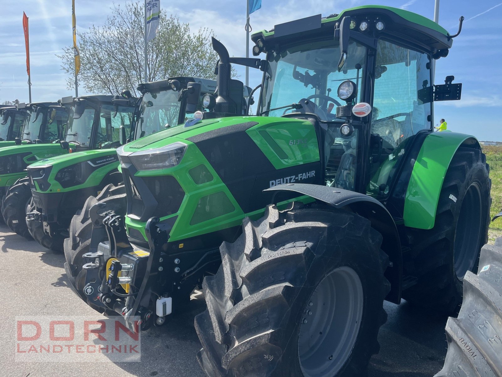 Traktor van het type Deutz-Fahr 6135 C TTV   AKTION, Neumaschine in Bruckberg (Foto 1)