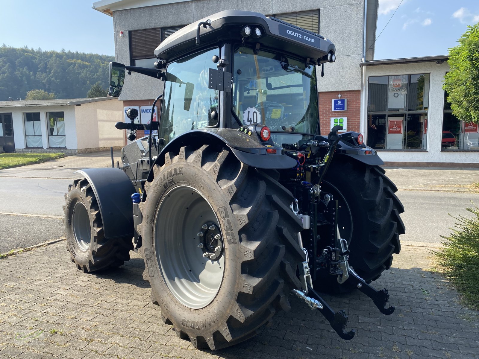 Traktor Türe ait Deutz-Fahr 6135 C TTV WARRIOR SEPTEMBERSONDERKONDITIONEN SICHERN -3.500,00 €, Neumaschine içinde Neustadt (resim 3)