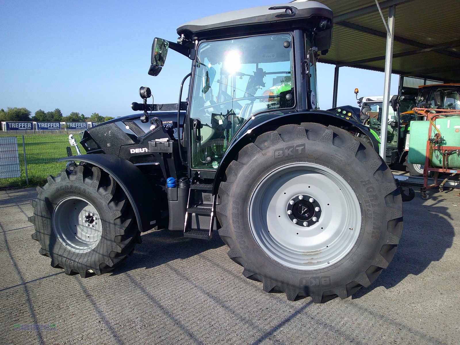 Traktor des Typs Deutz-Fahr 6135 C TTV "Warrior", Vorführschlepper mit Vorführnachlass, Neumaschine in Buchdorf (Bild 3)