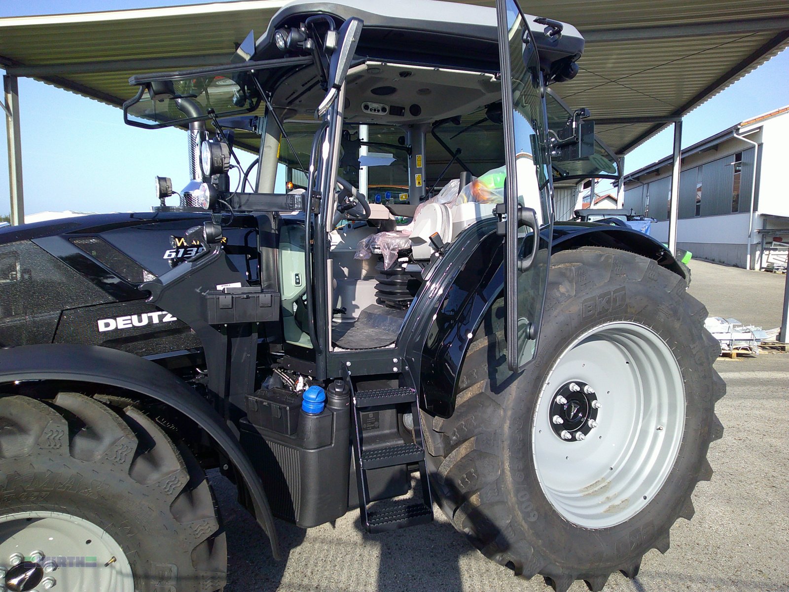 Traktor des Typs Deutz-Fahr 6135 C TTV "Warrior", Vorführschlepper mit Vorführnachlass, Neumaschine in Buchdorf (Bild 4)