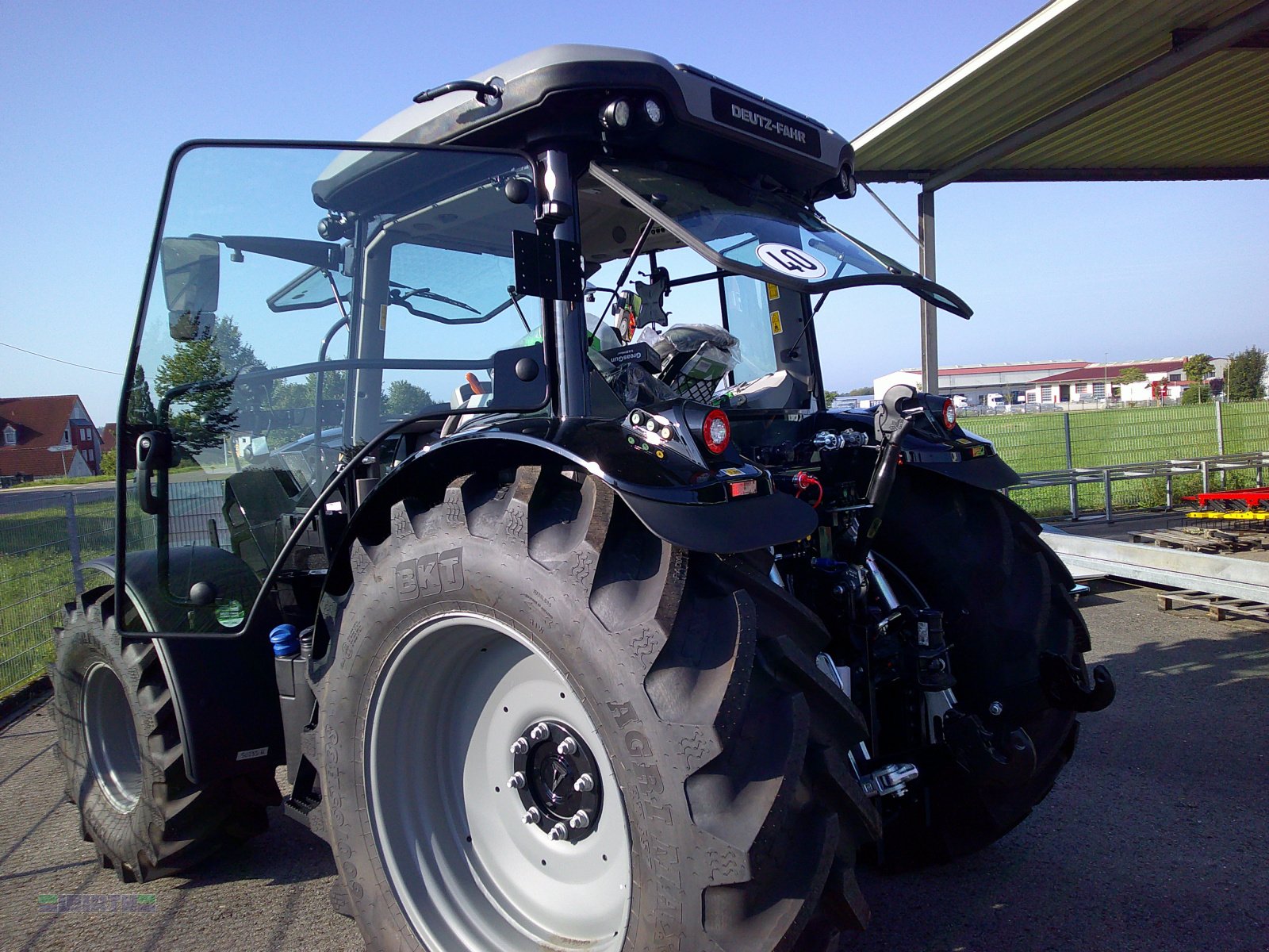 Traktor des Typs Deutz-Fahr 6135 C TTV "Warrior", Vorführschlepper mit Vorführnachlass, Neumaschine in Buchdorf (Bild 5)