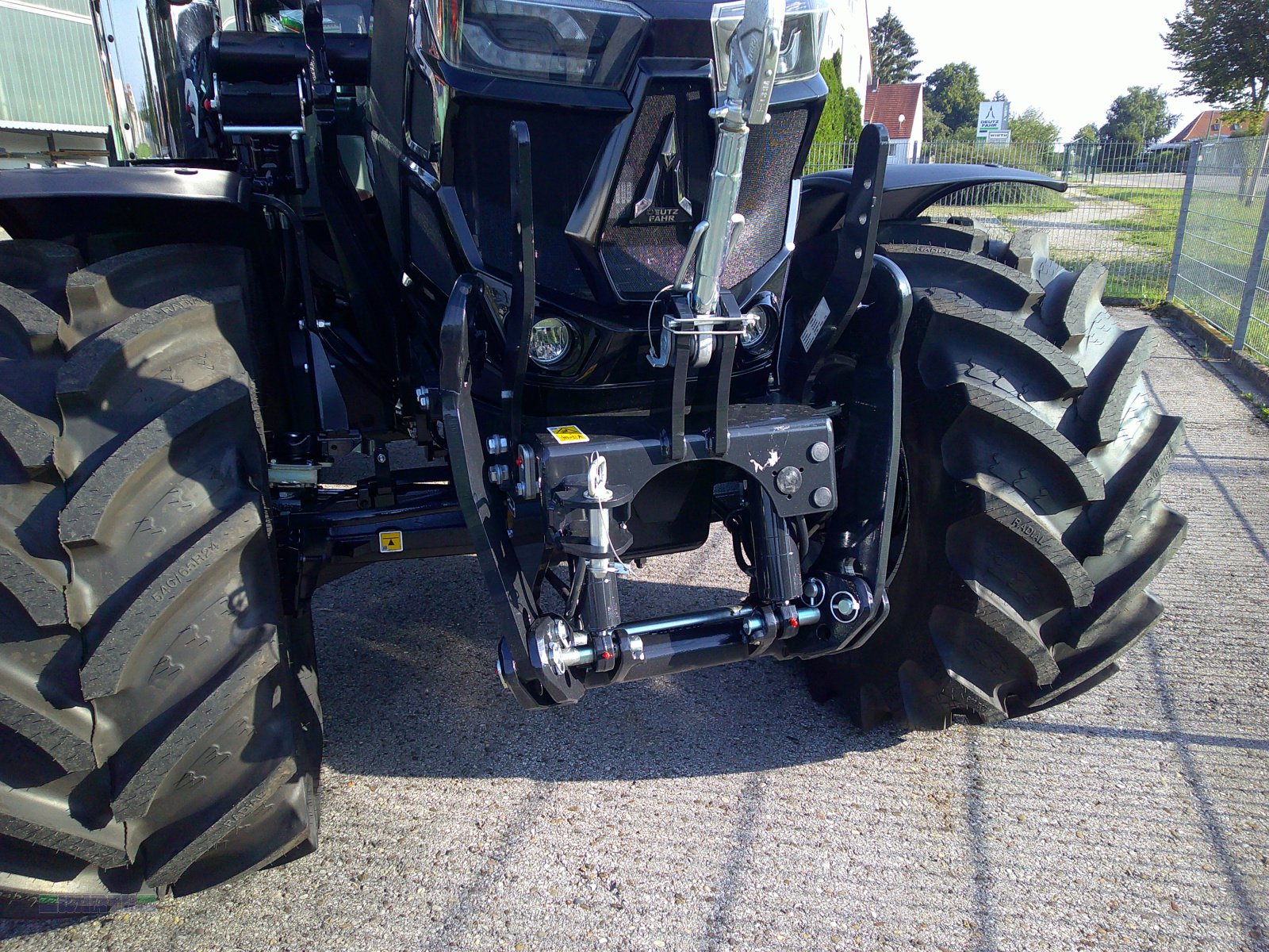 Traktor des Typs Deutz-Fahr 6135 C TTV "Warrior", Vorführschlepper mit Vorführnachlass, Neumaschine in Buchdorf (Bild 8)