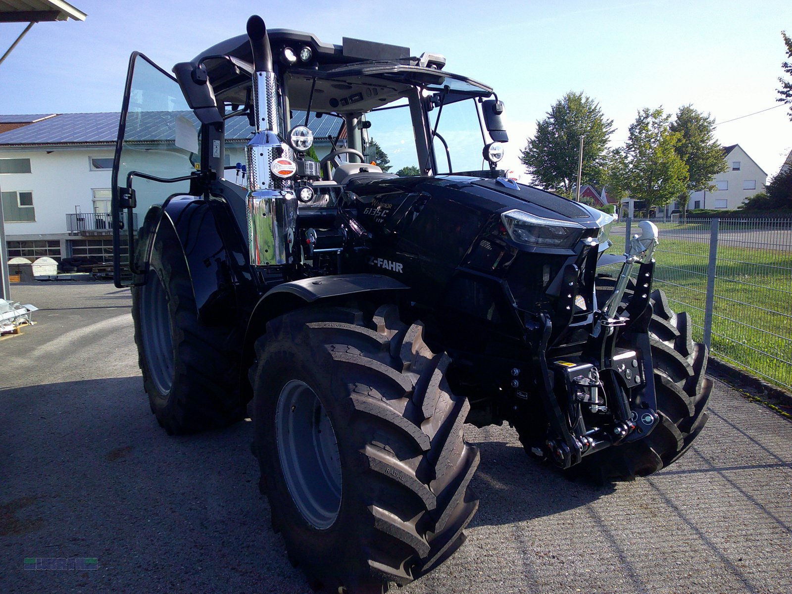 Traktor of the type Deutz-Fahr 6135 C TTV "Warrior", Vorführschlepper mit Vorführnachlass, Neumaschine in Buchdorf (Picture 1)