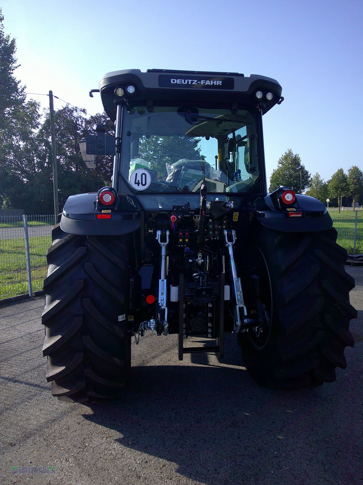 Traktor des Typs Deutz-Fahr 6135 C TTV "Warrior", Vorführschlepper mit Vorführnachlass, Neumaschine in Buchdorf (Bild 15)