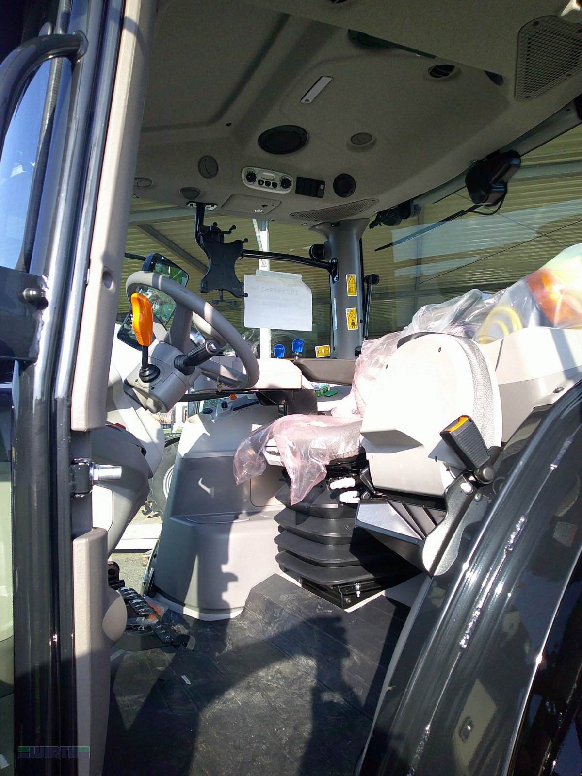 Traktor of the type Deutz-Fahr 6135 C TTV "Warrior", Vorführschlepper mit Vorführnachlass, Neumaschine in Buchdorf (Picture 18)