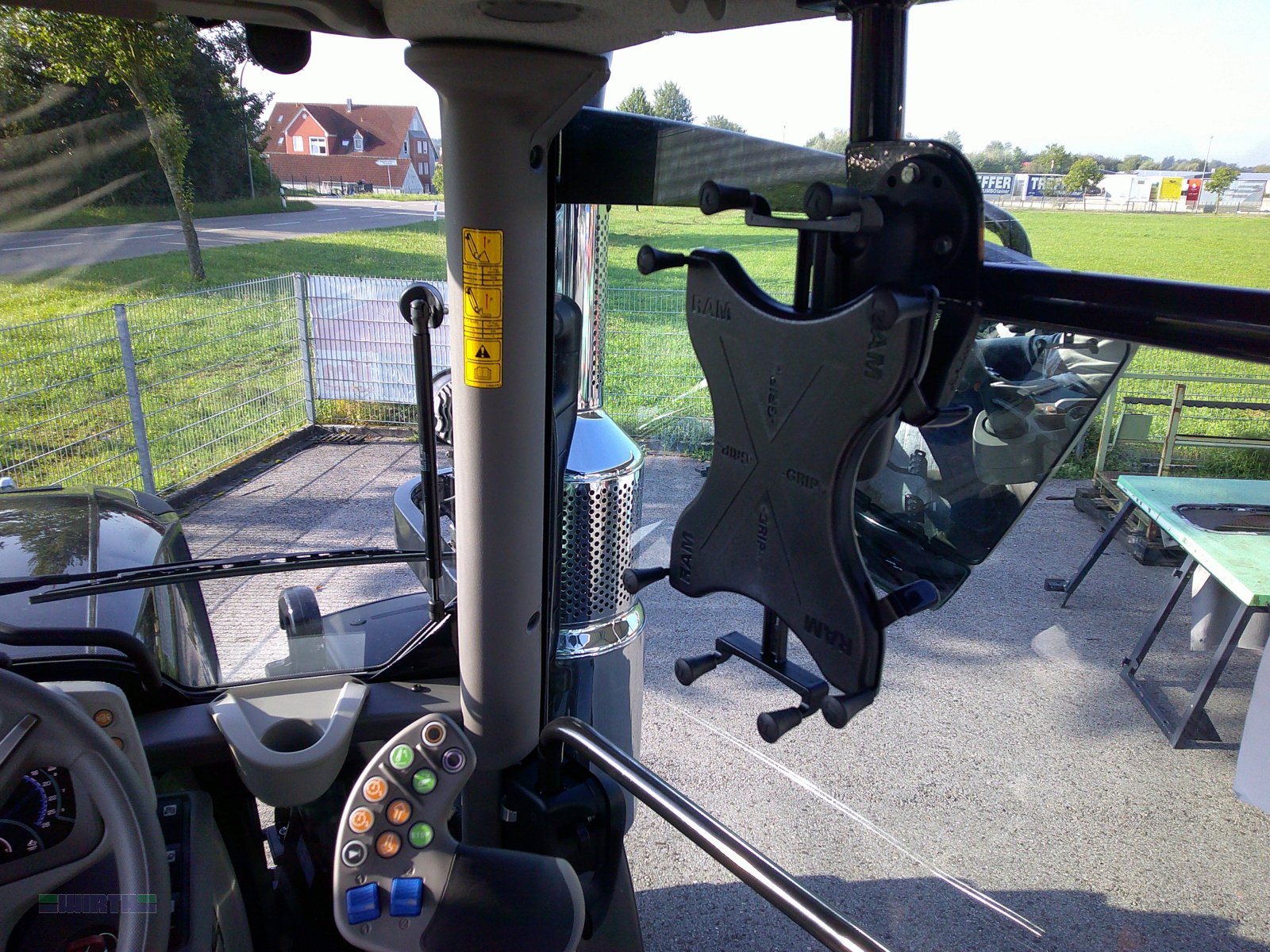 Traktor des Typs Deutz-Fahr 6135 C TTV "Warrior", Vorführschlepper mit Vorführnachlass, Neumaschine in Buchdorf (Bild 20)