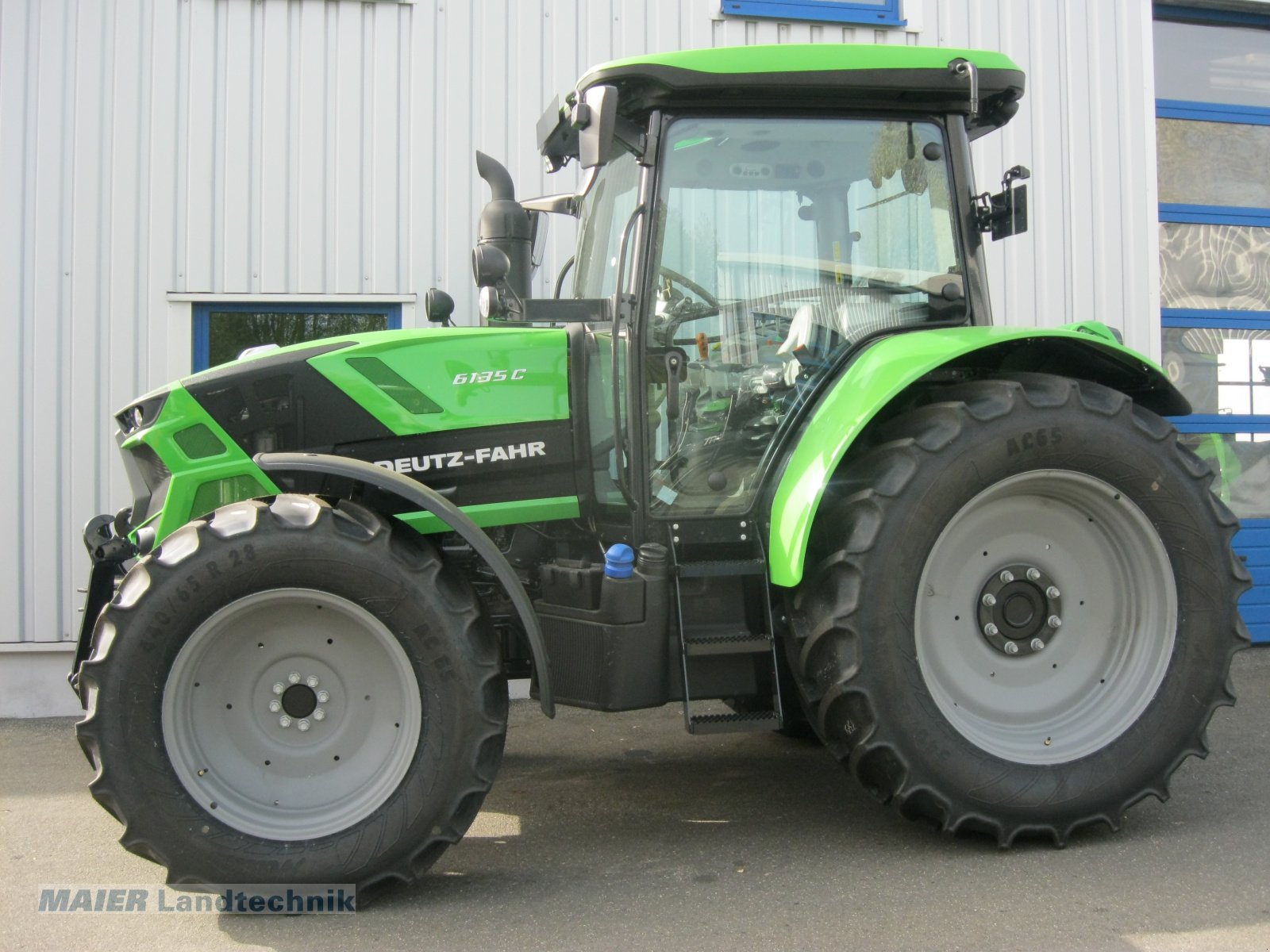 Traktor des Typs Deutz-Fahr 6135 C, Neumaschine in Dieterskirchen (Bild 3)