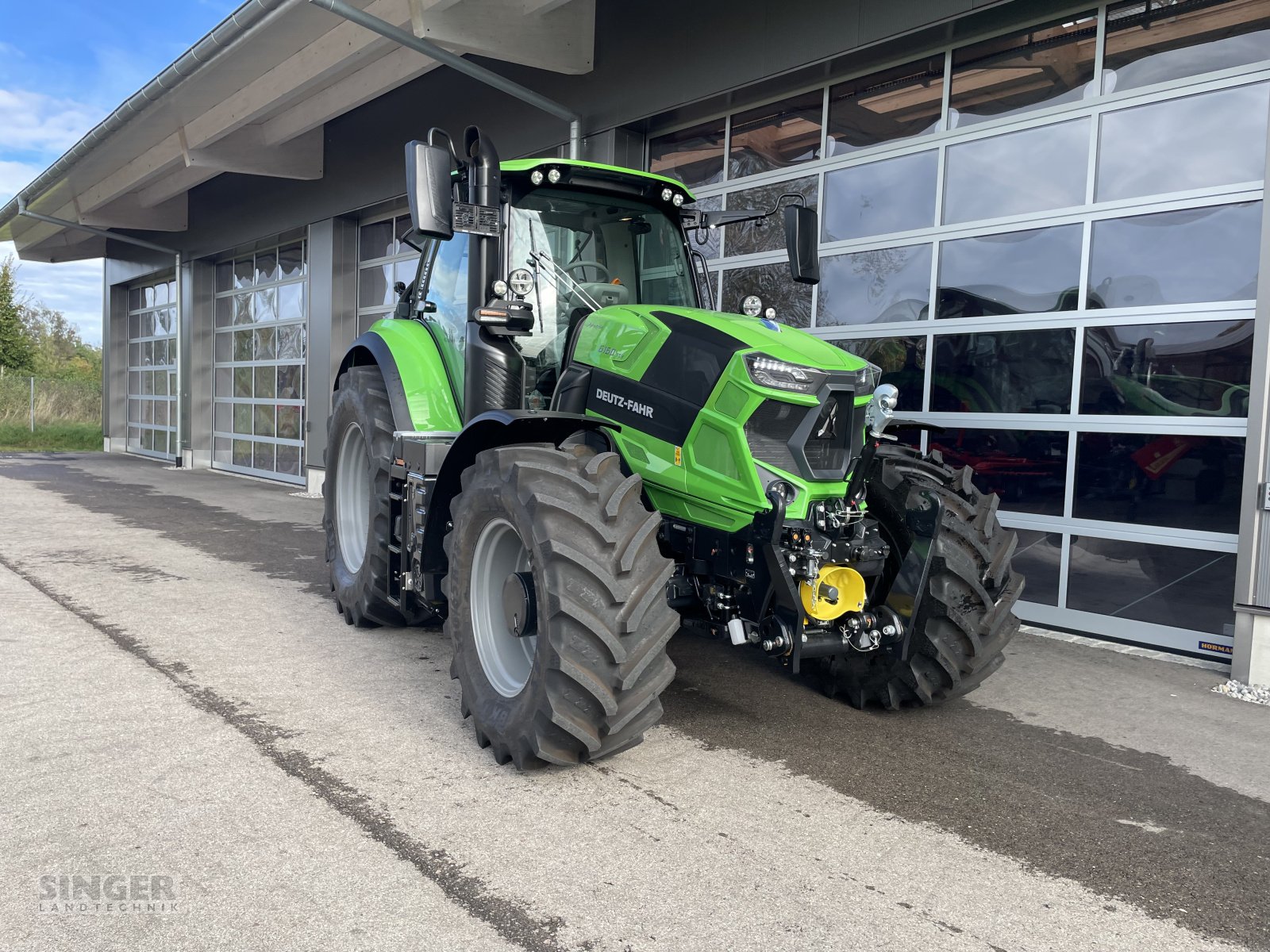 Traktor of the type Deutz-Fahr 6160 TTV Agrotron, Neumaschine in Ebenhofen (Picture 2)