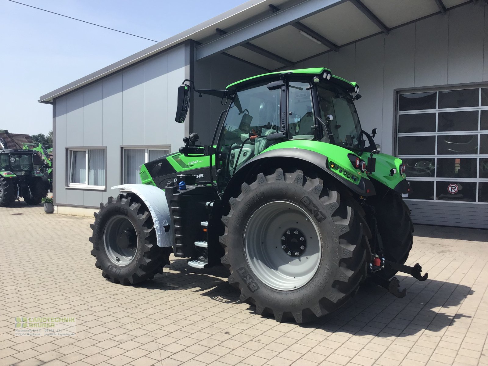 Traktor of the type Deutz-Fahr 6160 TTV, Neumaschine in Hiltpoltstein (Picture 3)