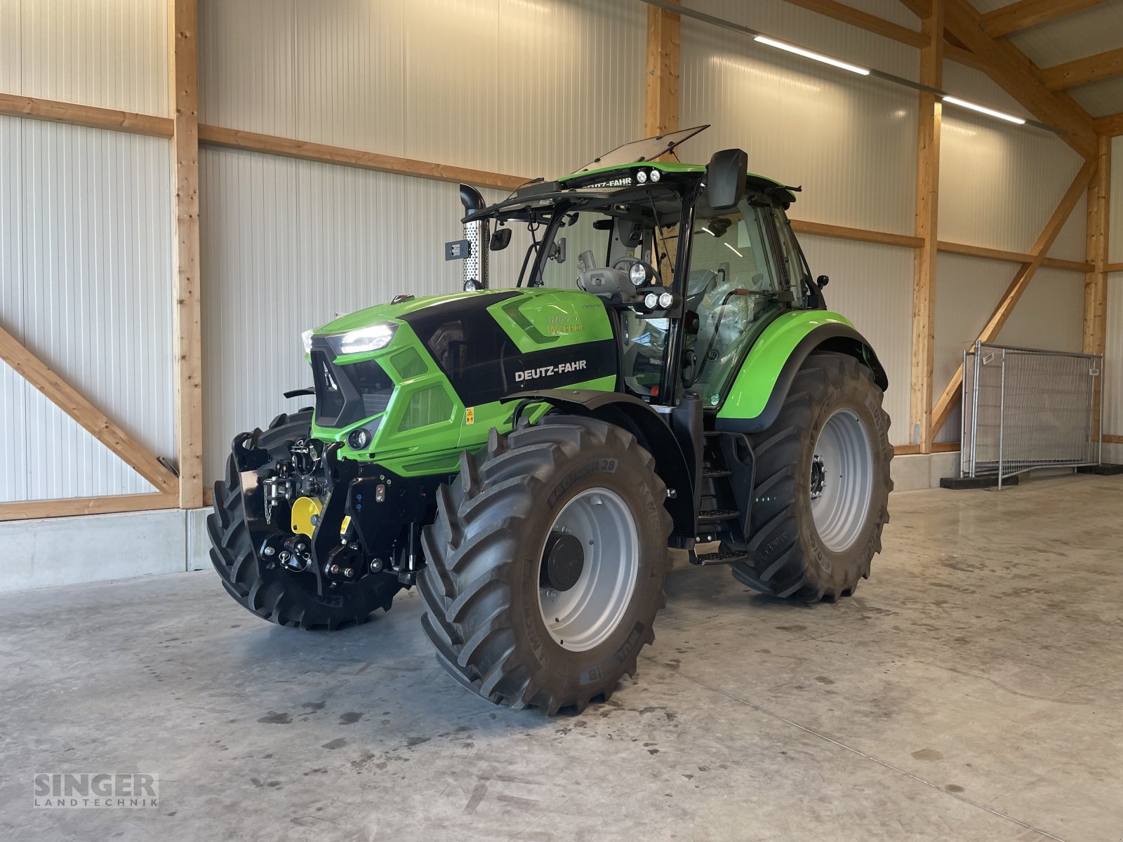 Traktor of the type Deutz-Fahr 6165 TTV Agrotron WARRIOR, Neumaschine in Ebenhofen (Picture 1)