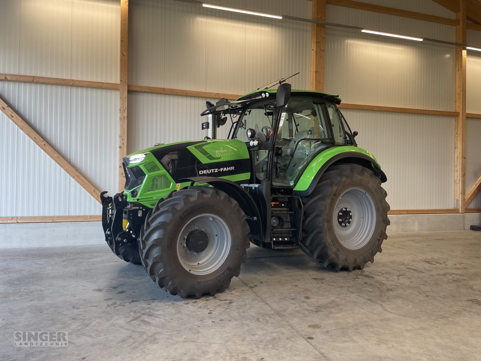 Traktor des Typs Deutz-Fahr 6165 TTV Agrotron WARRIOR, Neumaschine in Ebenhofen (Bild 4)