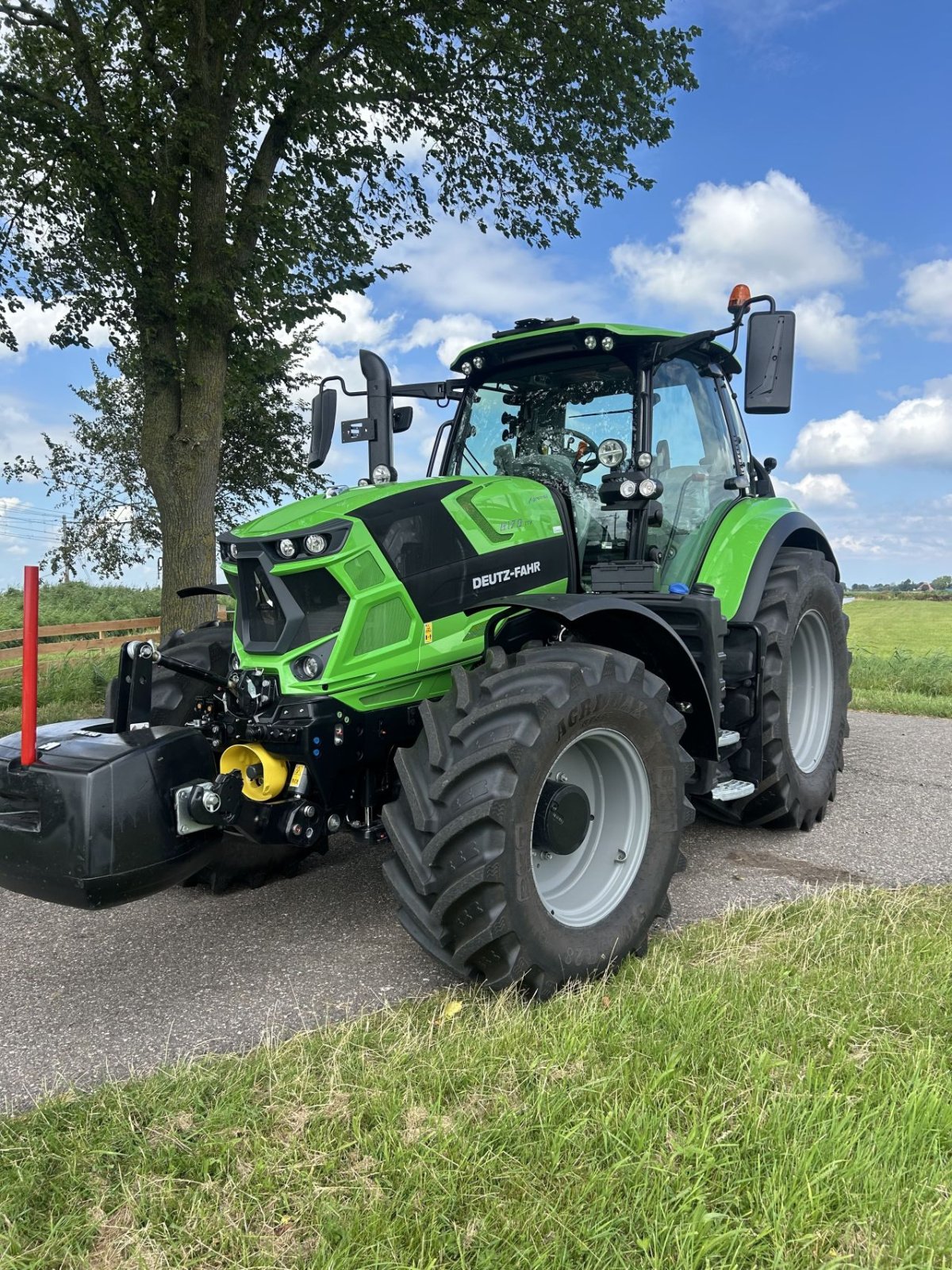 Traktor of the type Deutz-Fahr 6170 TTV, Neumaschine in Kwadijk (Picture 1)