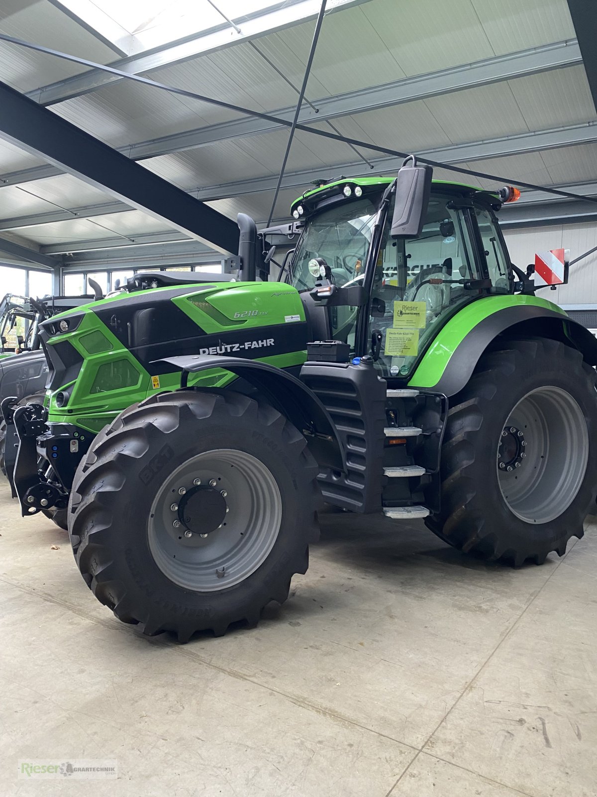 Traktor tipa Deutz-Fahr 6210 TTV "Ausstellungsmaschine, neuestes Model, höchster Fahrkomfort, neuestes Getriebeausführung", Neumaschine u Nördlingen (Slika 1)