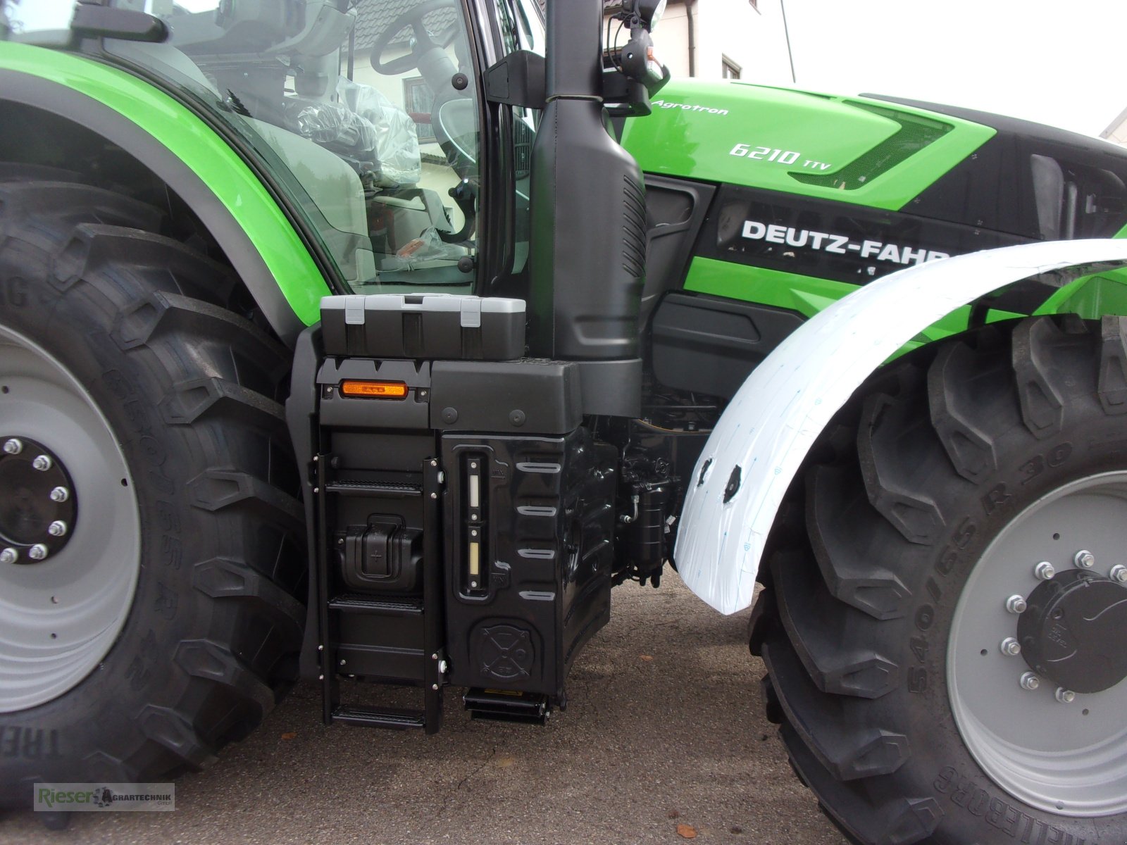 Traktor van het type Deutz-Fahr 6210 TTV "Ausstellungsmaschine, neuestes Model, höchster Fahrkomfort, neuestes Getriebeausführung", Neumaschine in Nördlingen (Foto 19)