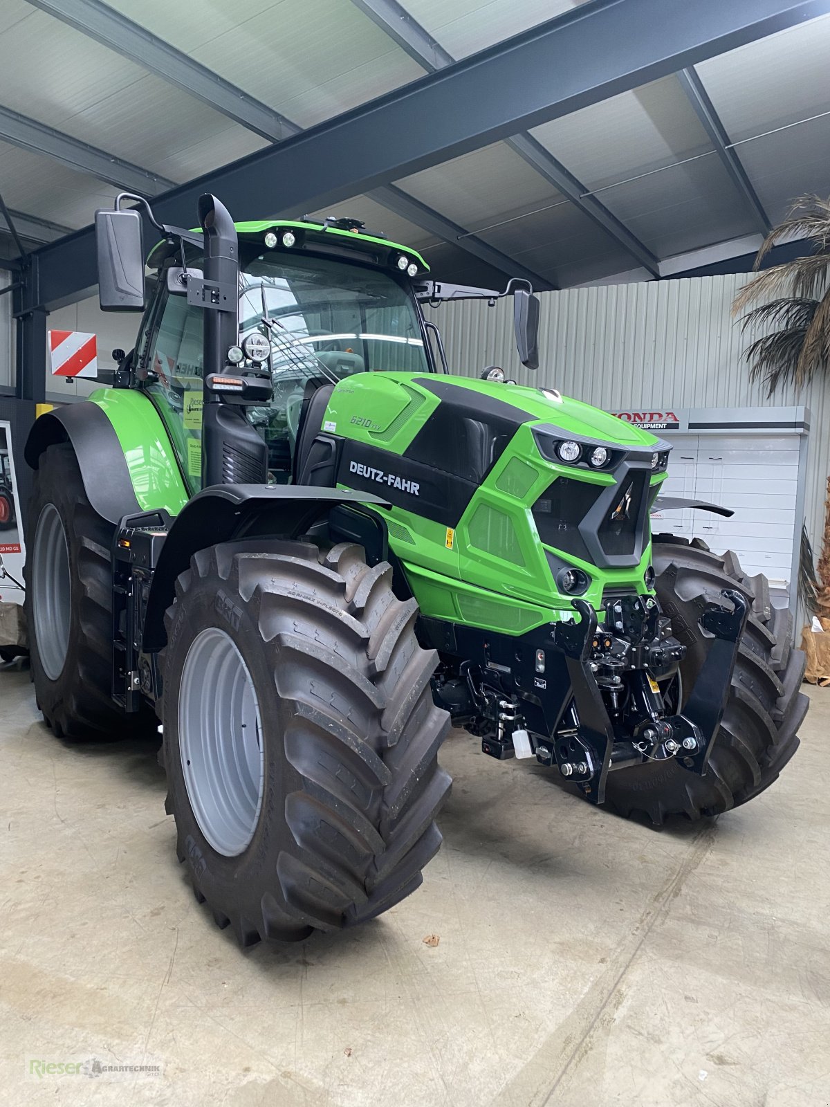 Traktor типа Deutz-Fahr 6210 TTV "Ausstellungsmaschine, neuestes Model, höchster Fahrkomfort, neuestes Getriebeausführung", Neumaschine в Nördlingen (Фотография 20)