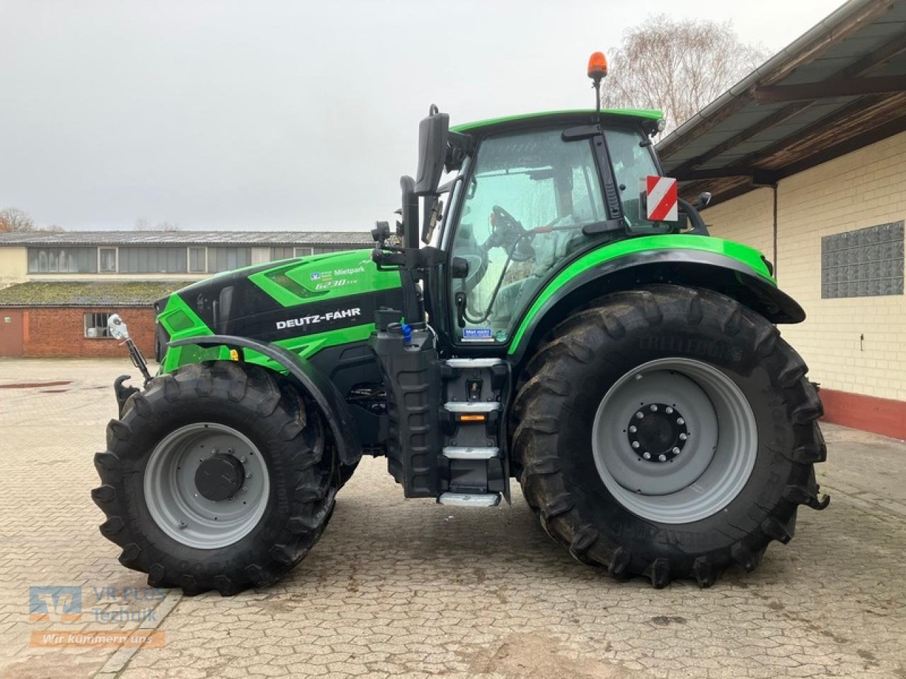 Traktor of the type Deutz-Fahr 6230 TTV, Neumaschine in Osterburg (Picture 2)