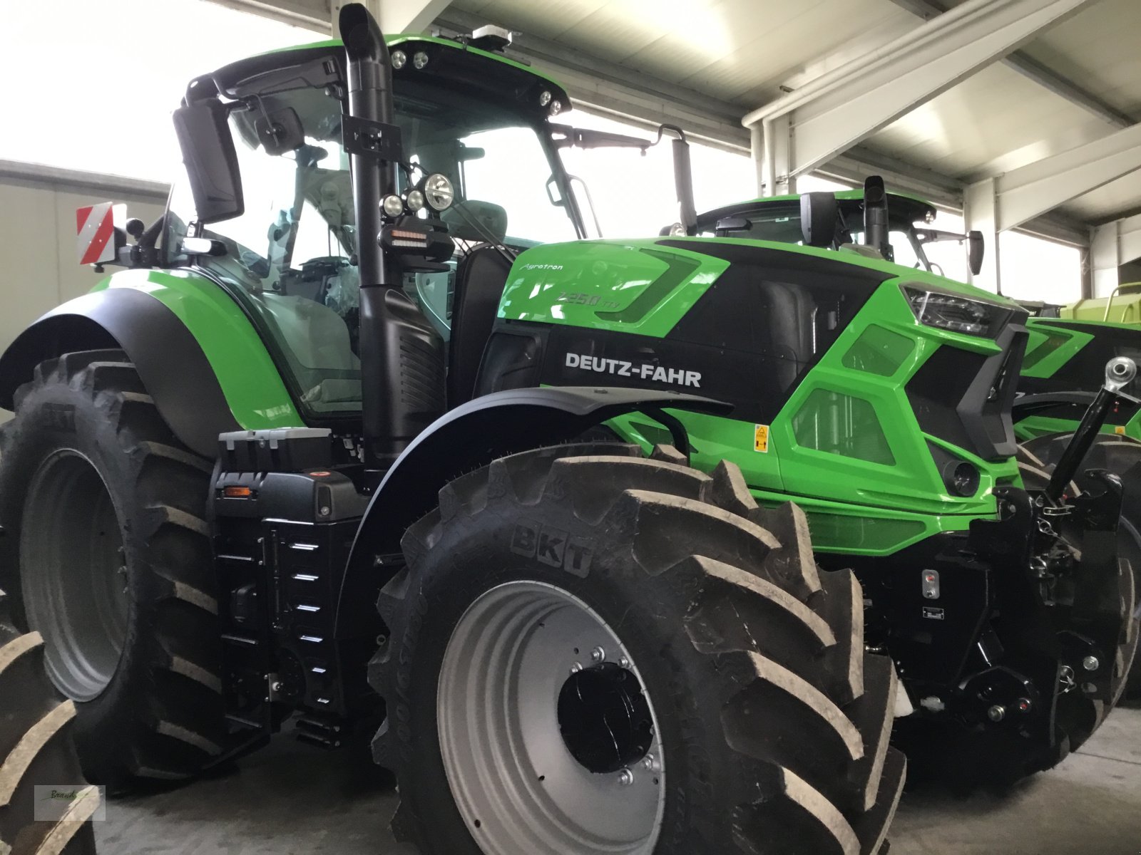 Traktor des Typs Deutz-Fahr 7250 TTV EM Aktion, Neumaschine in Beilngries (Bild 2)